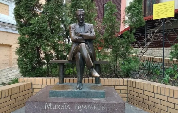 Головна 143 У серці Києва демонтували пам’ятник Михайлу Булгакову — відео