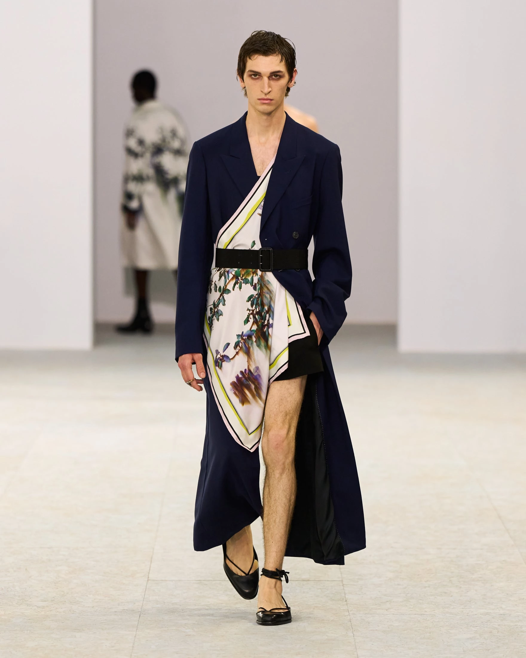 Шовкові штани-карго, напівпрозорі блузи та балетки: Dries Van Noten представив найяскравішу чоловічу колекцію літа 202714