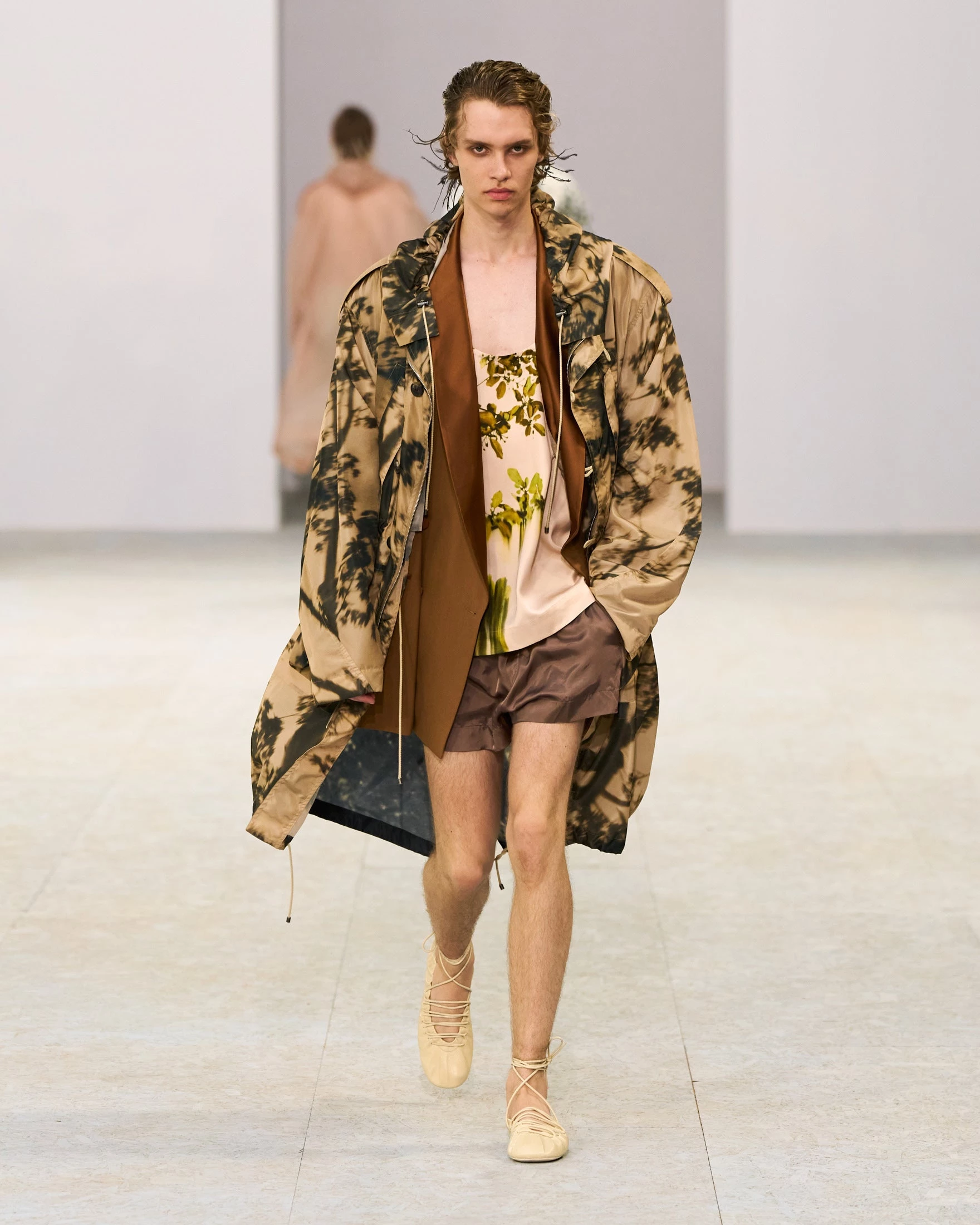 Шовкові штани-карго, напівпрозорі блузи та балетки: Dries Van Noten представив найяскравішу чоловічу колекцію літа 202712