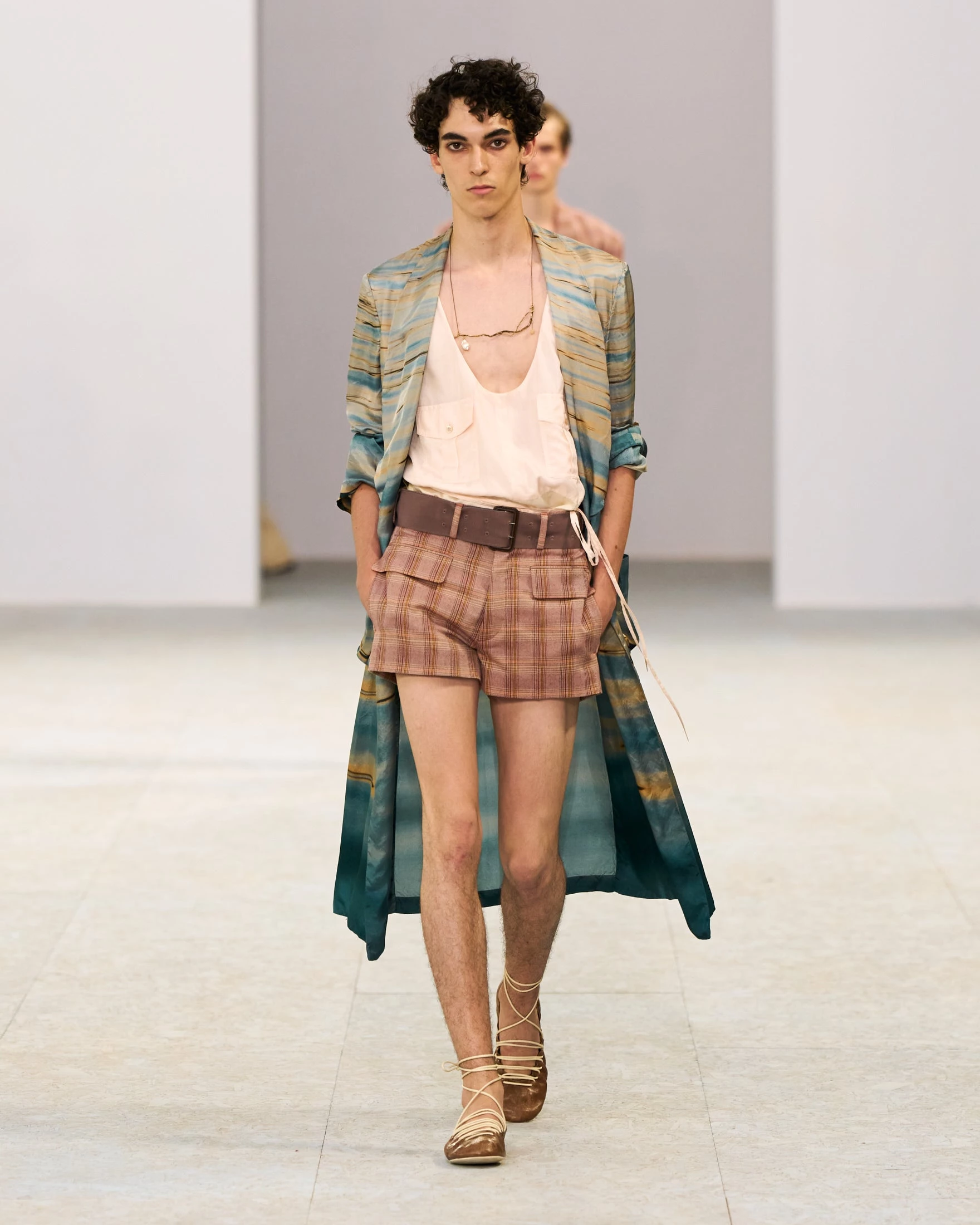 Шовкові штани-карго, напівпрозорі блузи та балетки: Dries Van Noten представив найяскравішу чоловічу колекцію літа 20272
