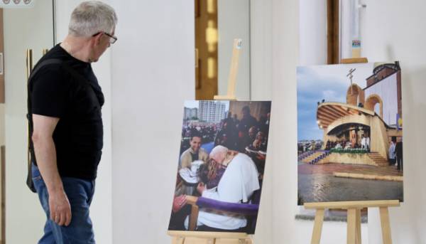 У львівському храмі відкрили фотовиставку до 25-річчя візиту Івана Павла ІІ 3 У львівському храмі відкрили фотовиставку до 25-річчя візиту Івана Павла ІІ 3