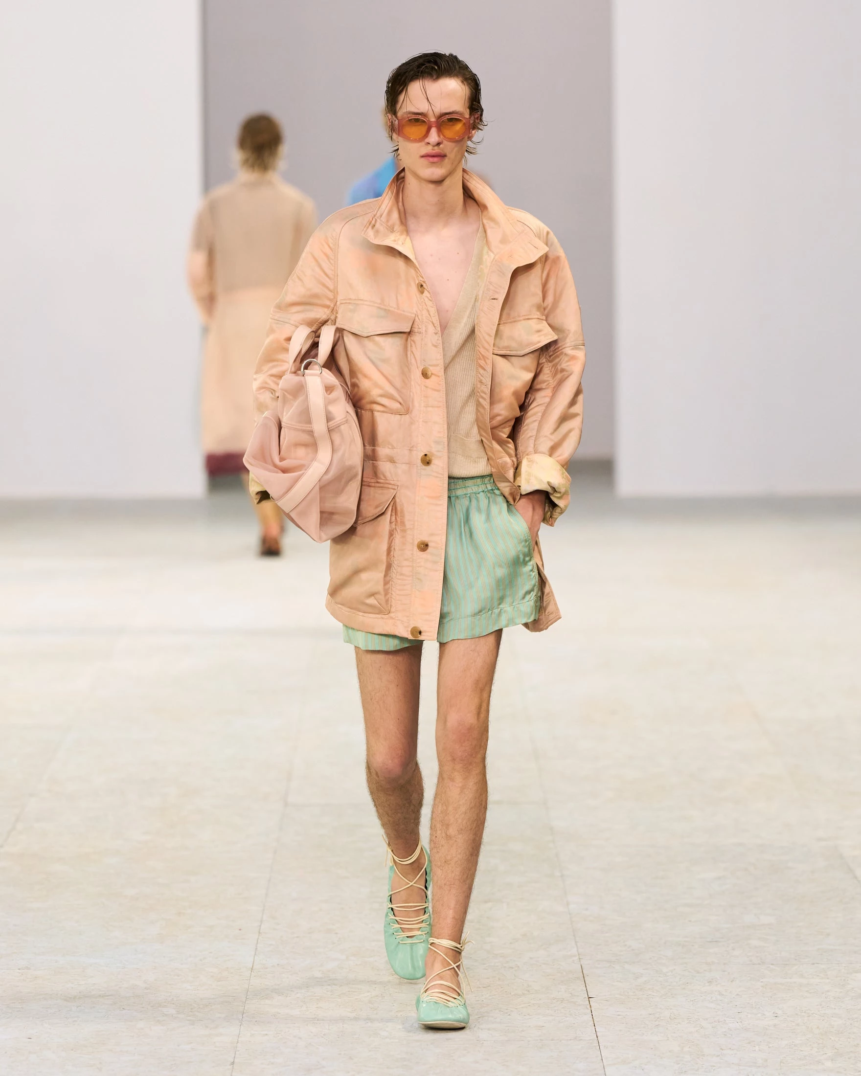 Шовкові штани-карго, напівпрозорі блузи та балетки: Dries Van Noten представив найяскравішу чоловічу колекцію літа 20275
