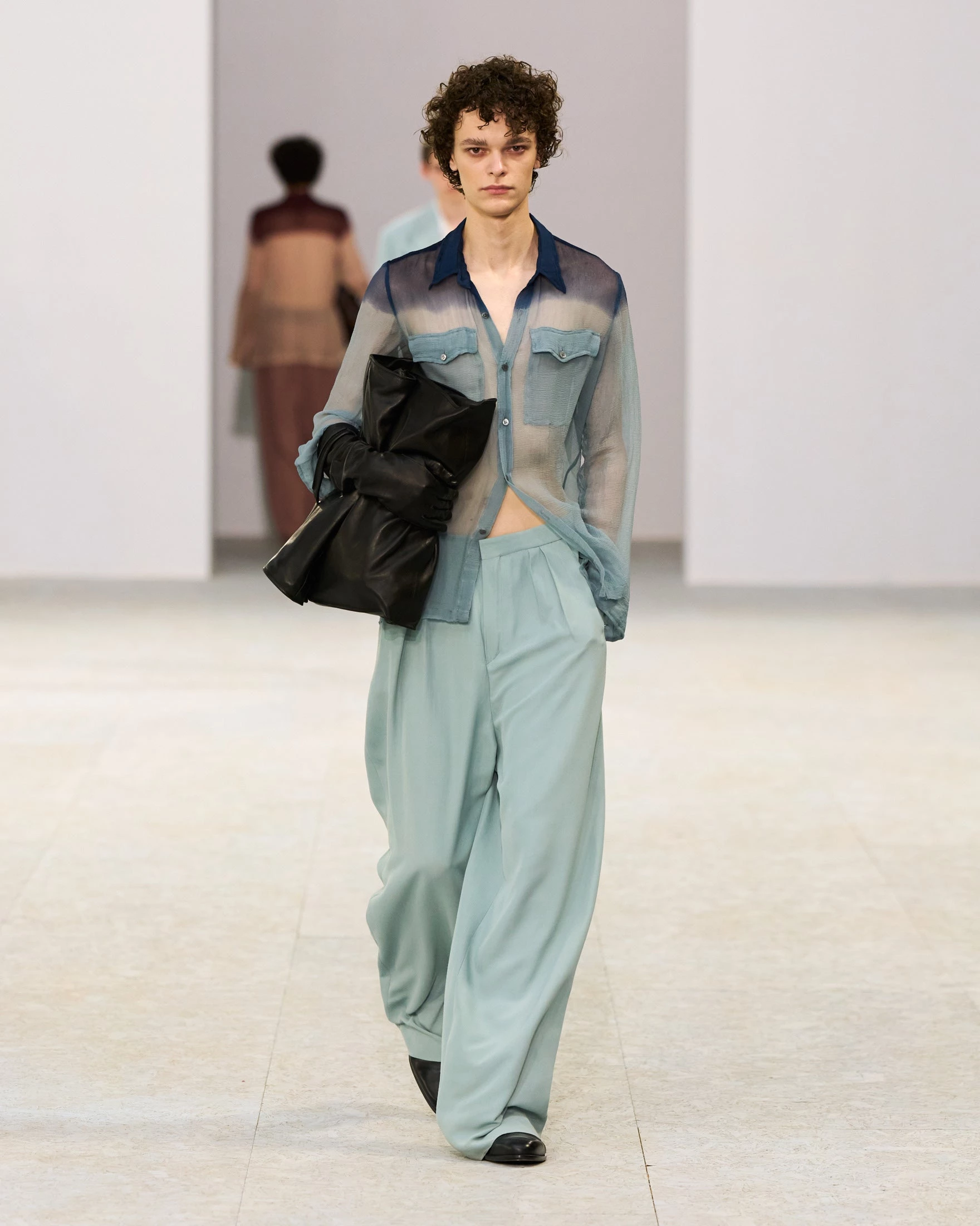 Шовкові штани-карго, напівпрозорі блузи та балетки: Dries Van Noten представив найяскравішу чоловічу колекцію літа 20271