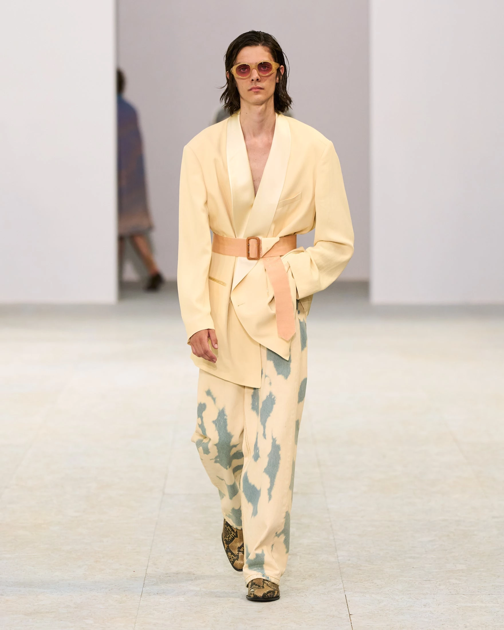 Шовкові штани-карго, напівпрозорі блузи та балетки: Dries Van Noten представив найяскравішу чоловічу колекцію літа 20276