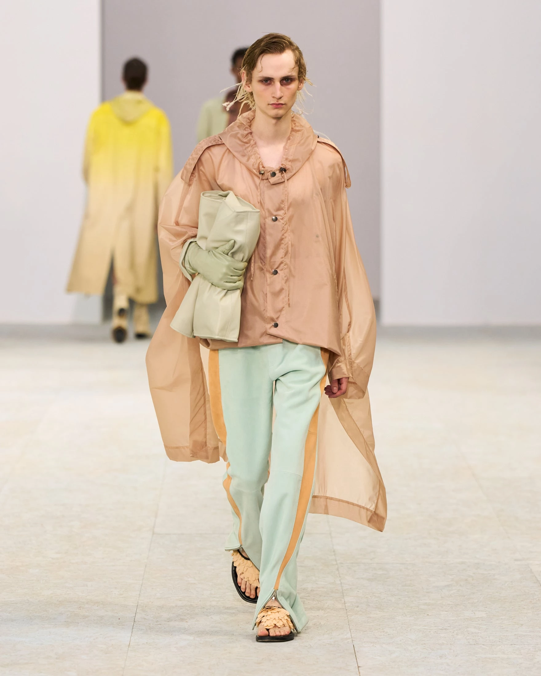 Шовкові штани-карго, напівпрозорі блузи та балетки: Dries Van Noten представив найяскравішу чоловічу колекцію літа 202710