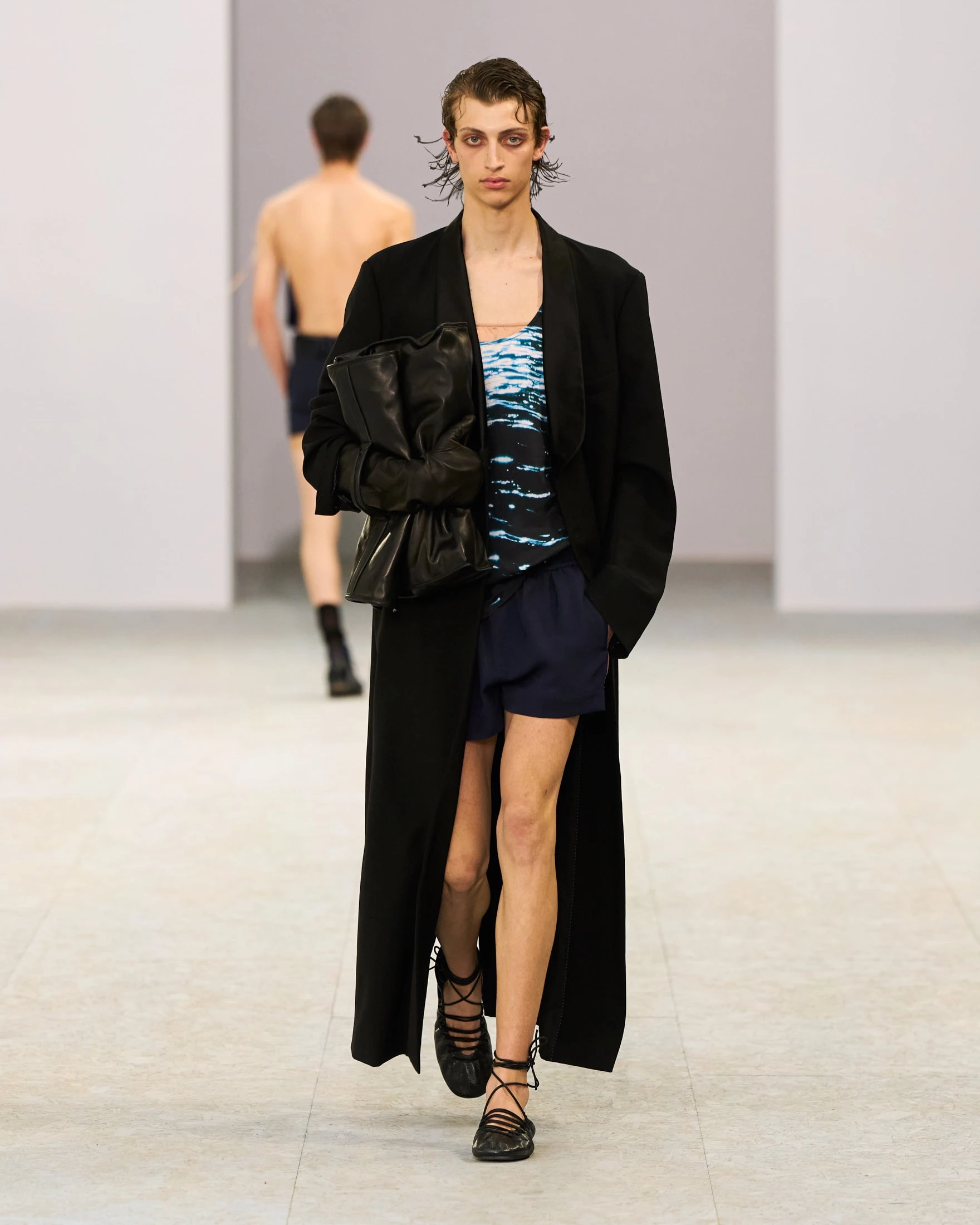 Шовкові штани-карго, напівпрозорі блузи та балетки: Dries Van Noten представив найяскравішу чоловічу колекцію літа 202716