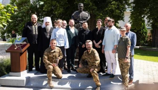 У Києво-Печерській лаврі встановили погруддя гетьмана Івана Мазепи 7