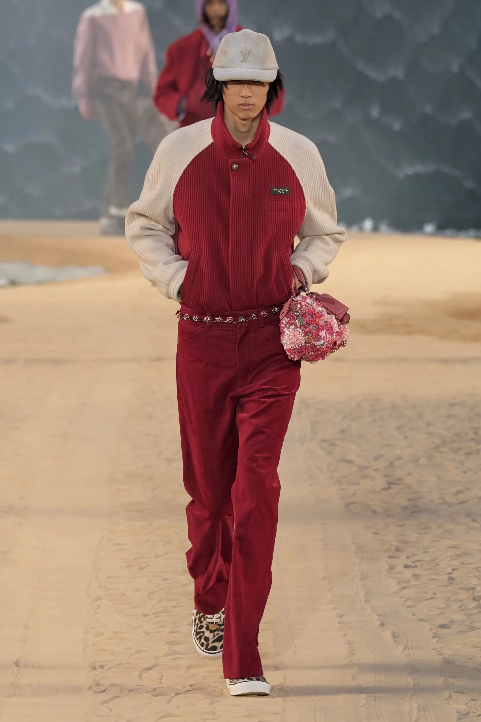 Усі обговорюють останній показ Louis Vuitton: величезна хвиля, серфінгісти та найстильніші кросівки року7