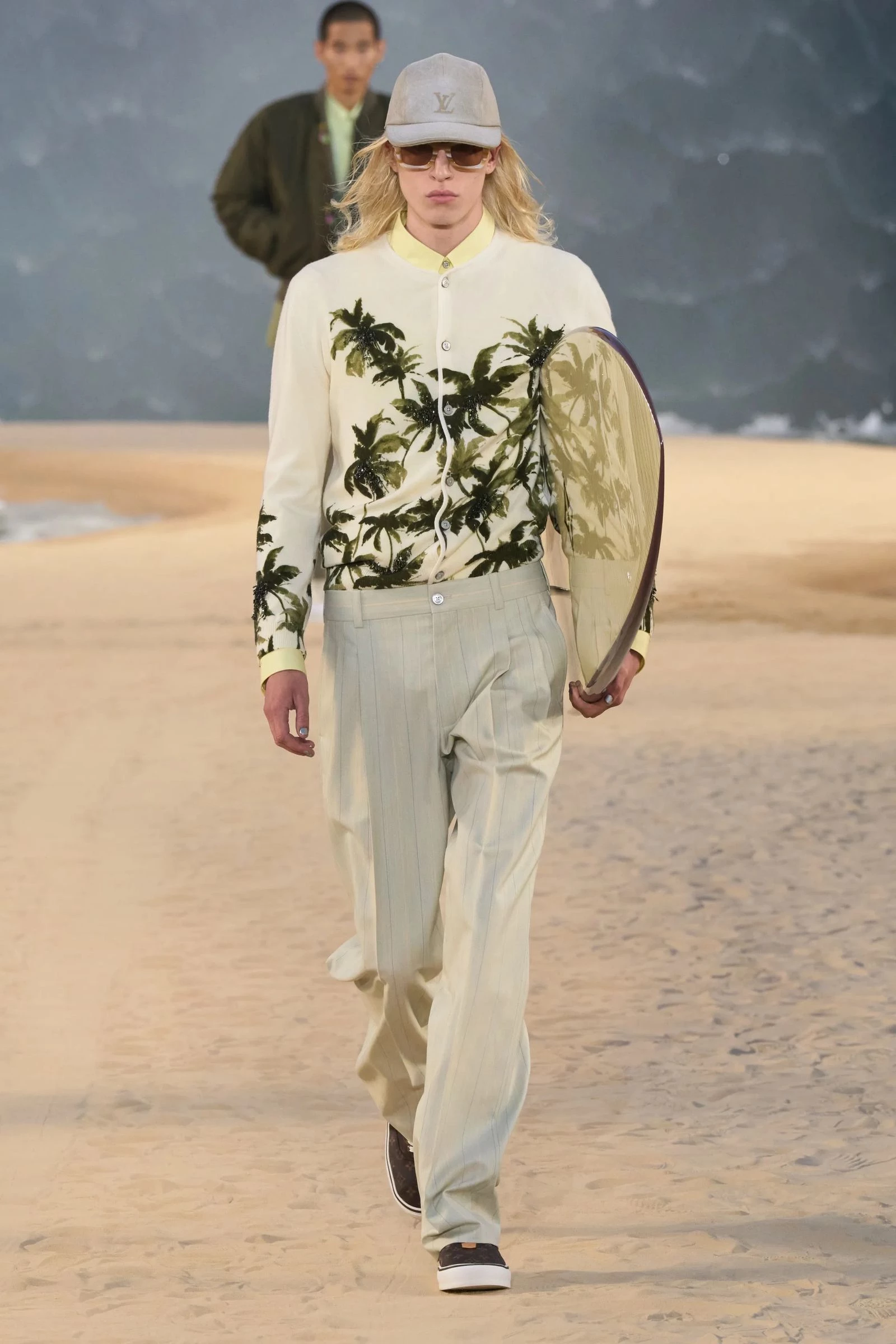 Усі обговорюють останній показ Louis Vuitton: величезна хвиля, серфінгісти та найстильніші кросівки року2