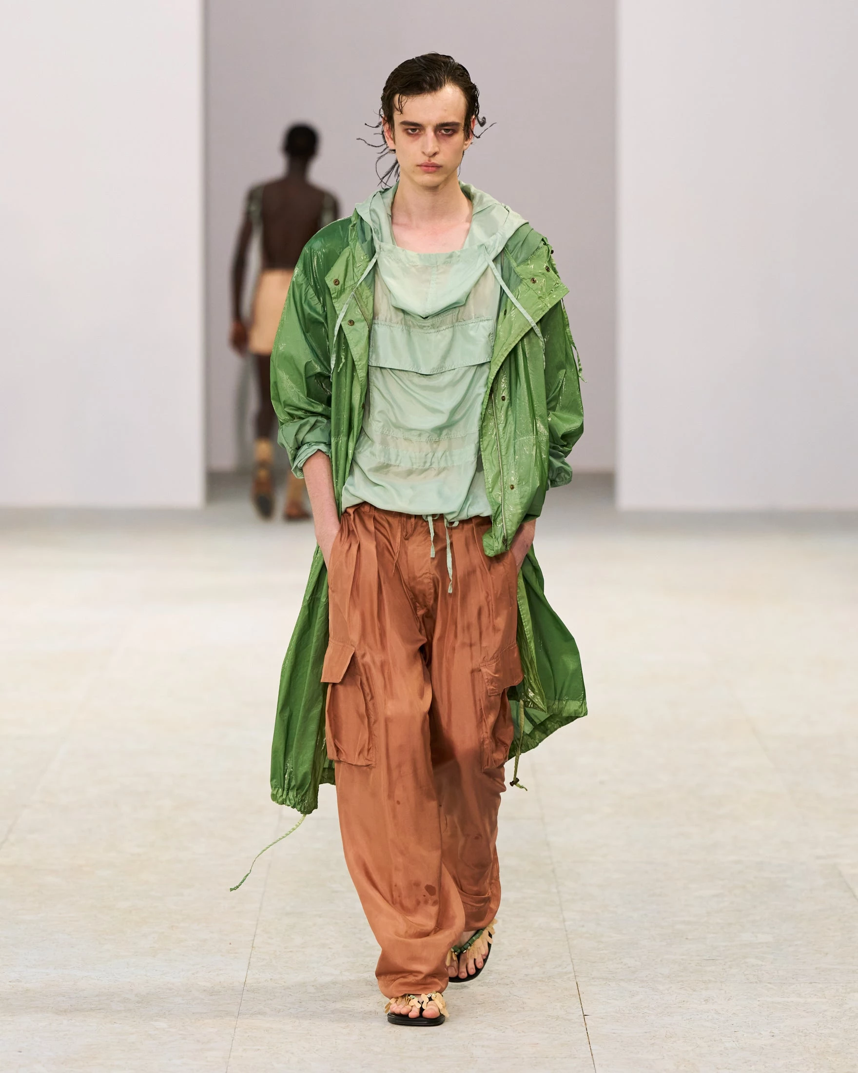 Шовкові штани-карго, напівпрозорі блузи та балетки: Dries Van Noten представив найяскравішу чоловічу колекцію літа 202711