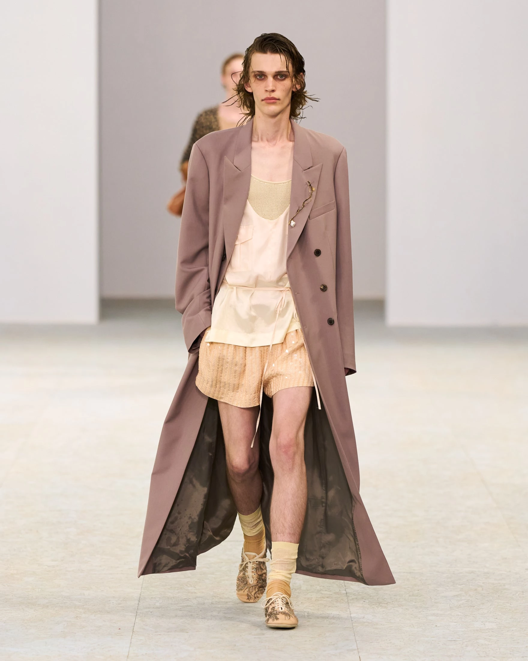 Шовкові штани-карго, напівпрозорі блузи та балетки: Dries Van Noten представив найяскравішу чоловічу колекцію літа 20273