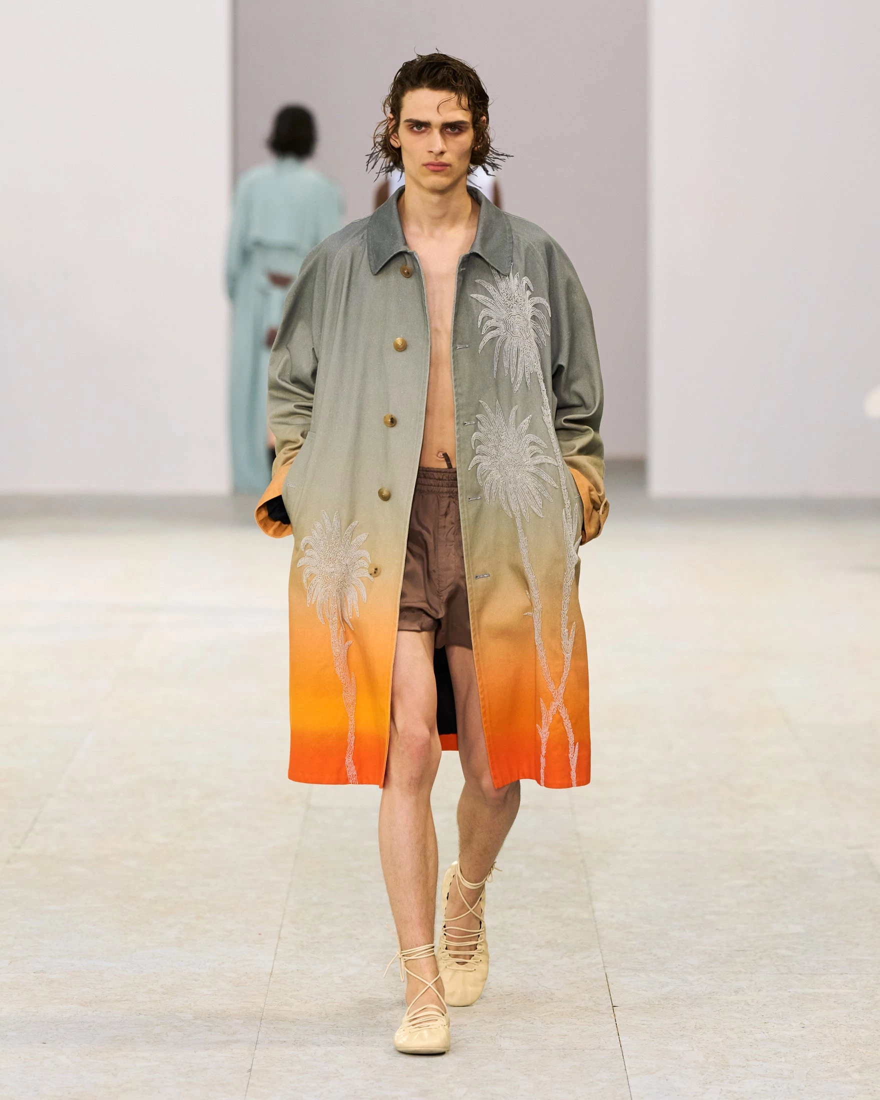 Шовкові штани-карго, напівпрозорі блузи та балетки: Dries Van Noten представив найяскравішу чоловічу колекцію літа 20279