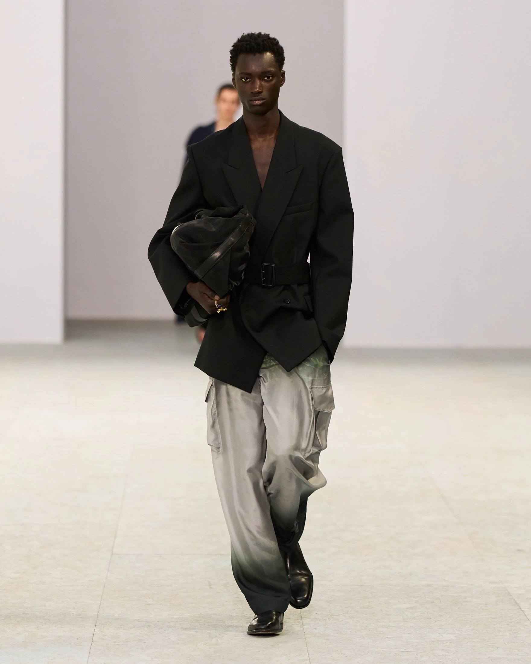 Шовкові штани-карго, напівпрозорі блузи та балетки: Dries Van Noten представив найяскравішу чоловічу колекцію літа 202715
