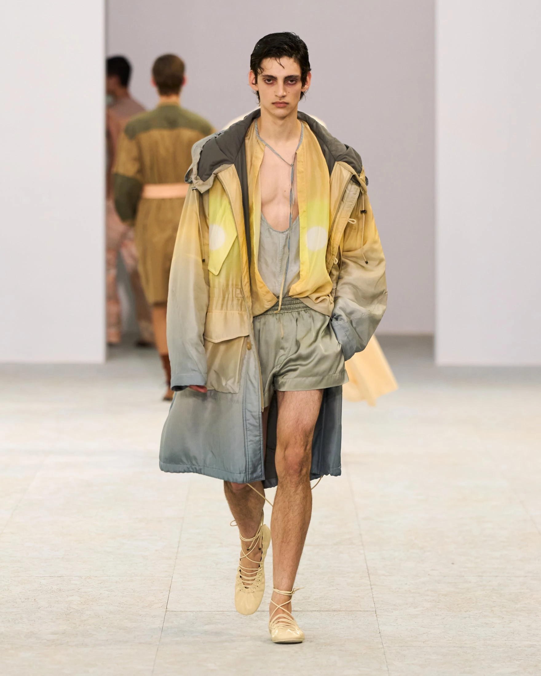 Шовкові штани-карго, напівпрозорі блузи та балетки: Dries Van Noten представив найяскравішу чоловічу колекцію літа 20277