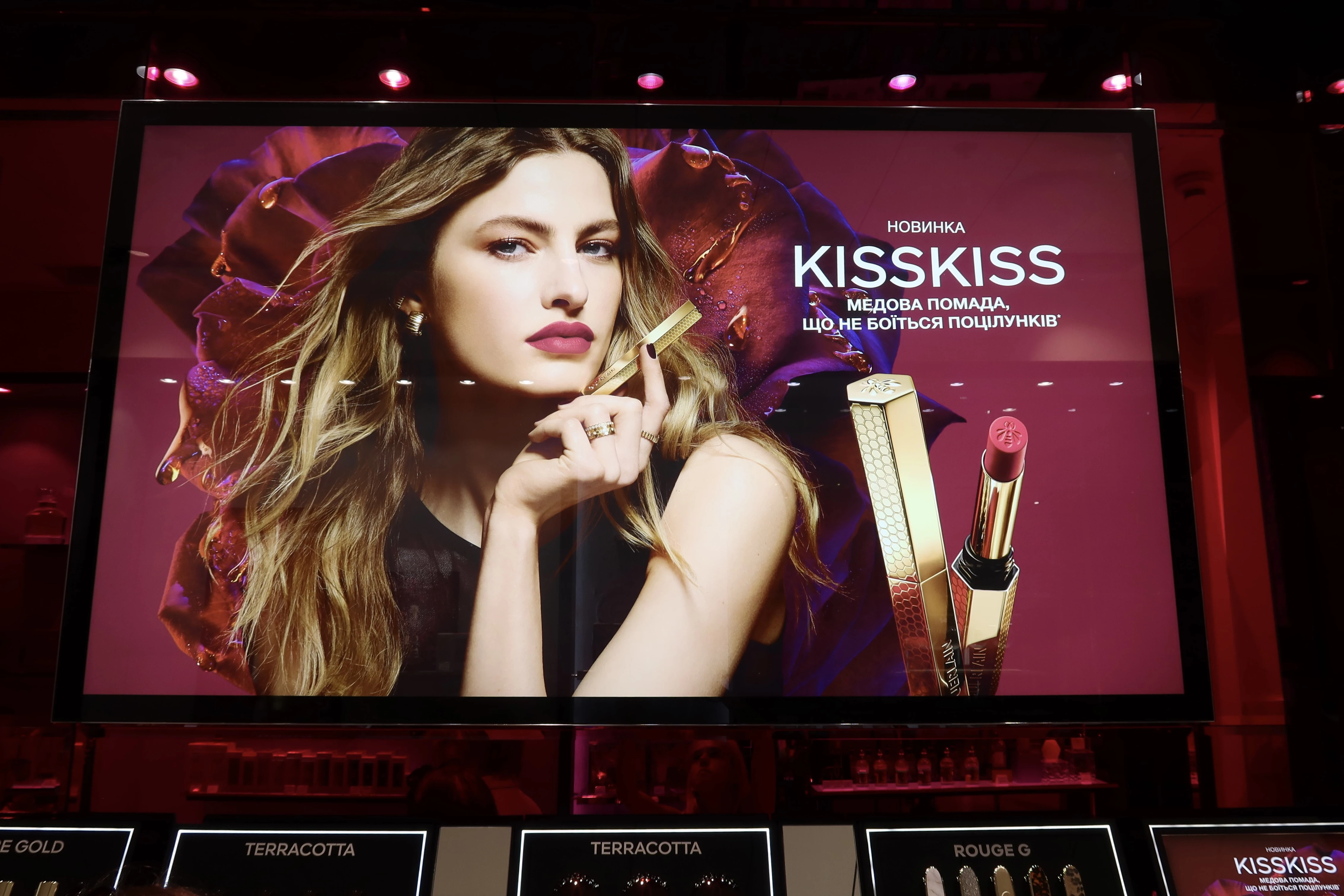 Солодкий поцілунок: Guerlain презентує нову помаду KissKiss, яка не боїться чуттєвості 11 Солодкий поцілунок: Guerlain презентує нову помаду KissKiss, яка не боїться чуттєвості4