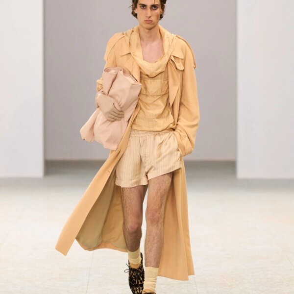Шовкові штани-карго, напівпрозорі блузи та балетки: Dries Van Noten представив найяскравішу чоловічу колекцію літа 2027