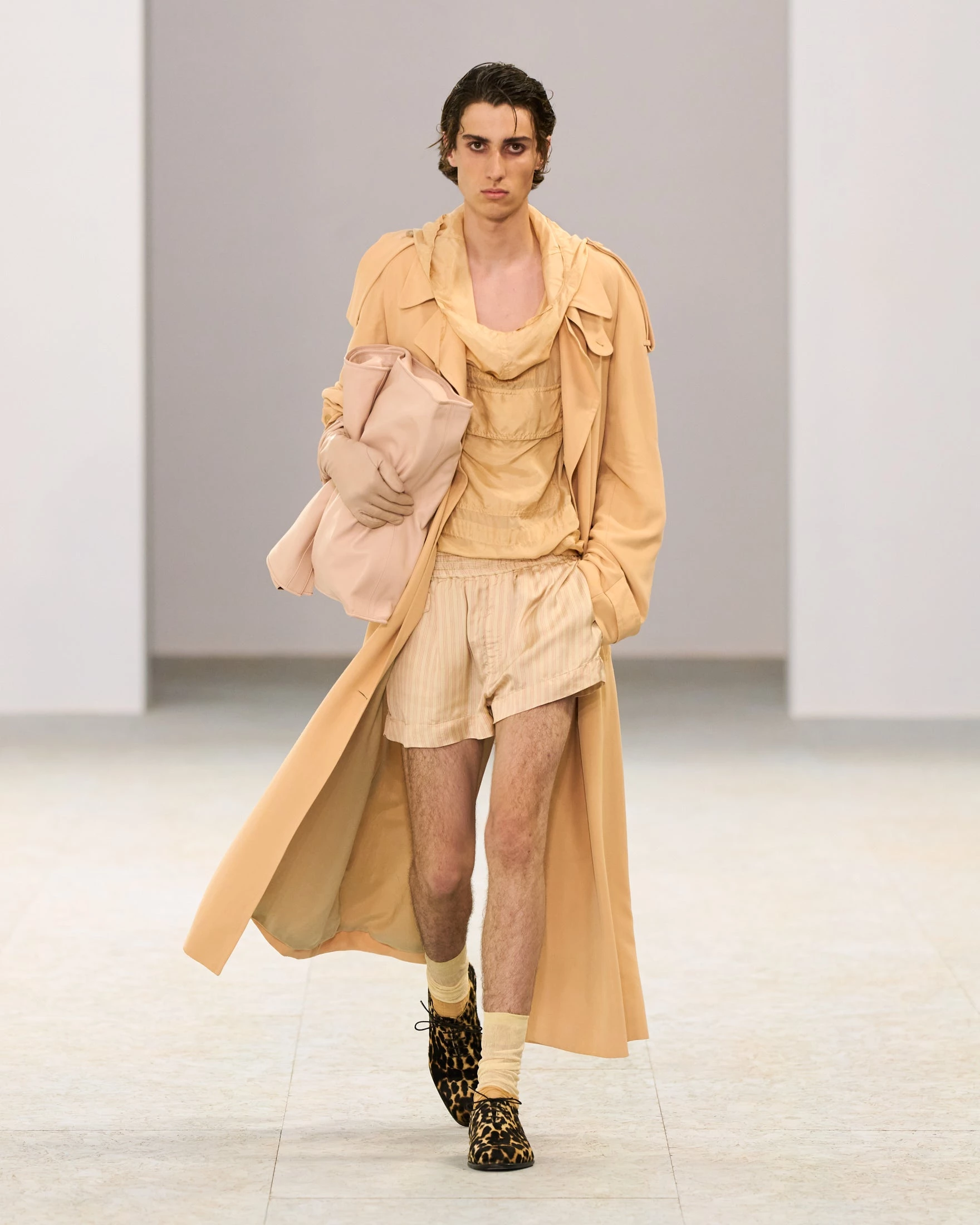 Шовкові штани-карго, напівпрозорі блузи та балетки: Dries Van Noten представив найяскравішу чоловічу&hellip;