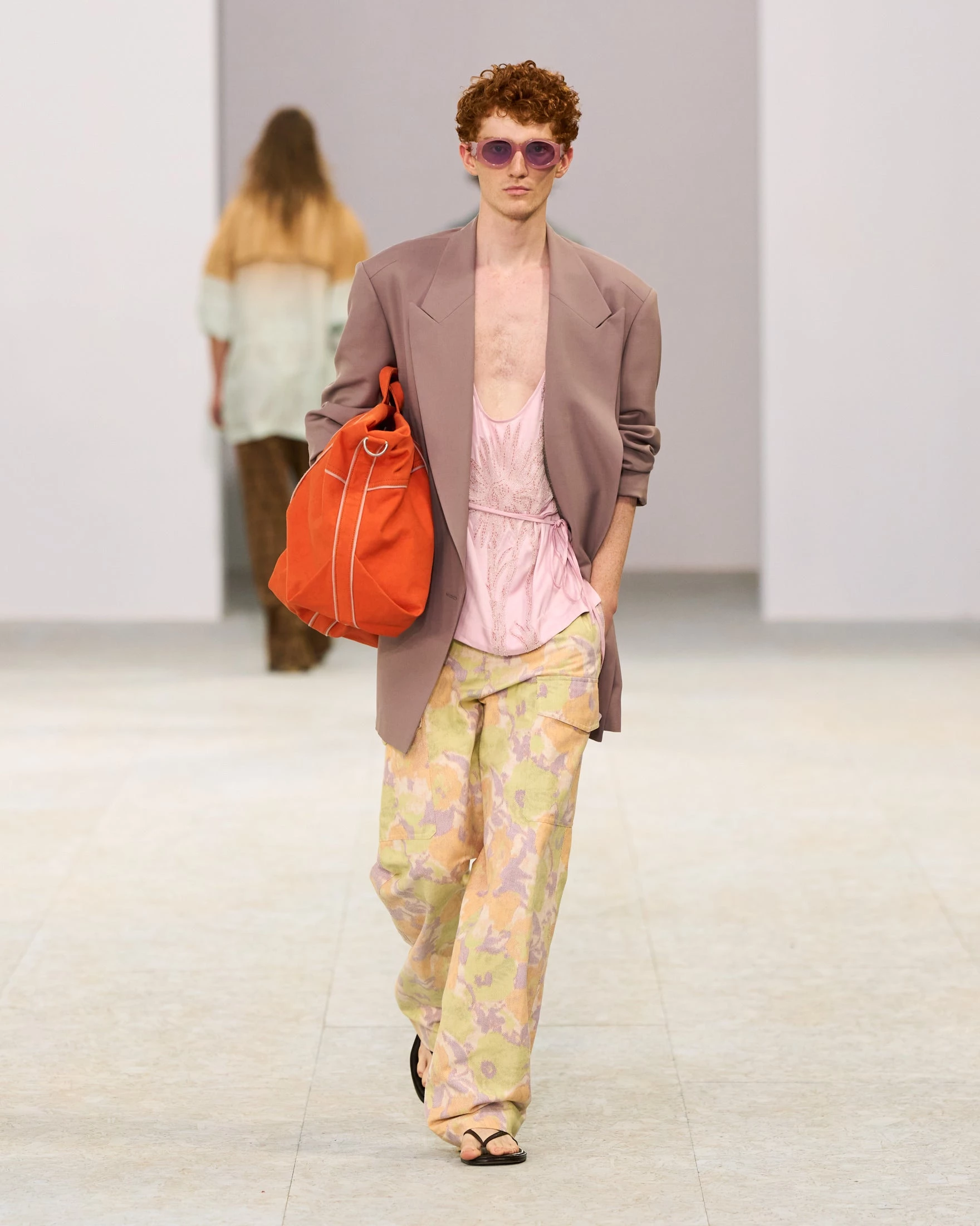 Шовкові штани-карго, напівпрозорі блузи та балетки: Dries Van Noten представив найяскравішу чоловічу колекцію літа 20278