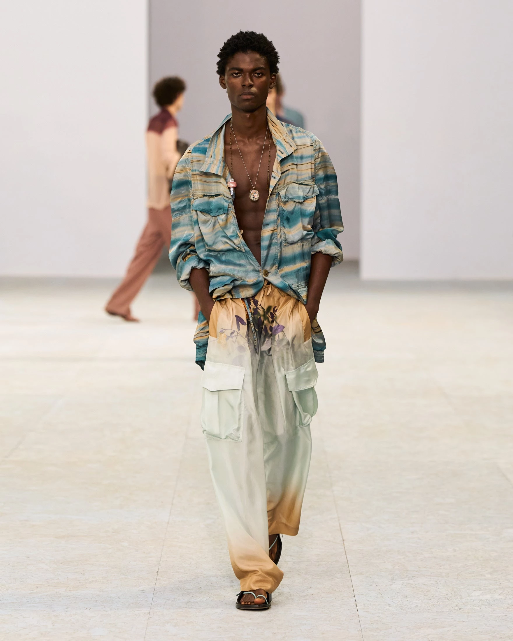 Шовкові штани-карго, напівпрозорі блузи та балетки: Dries Van Noten представив найяскравішу чоловічу колекцію літа 20274