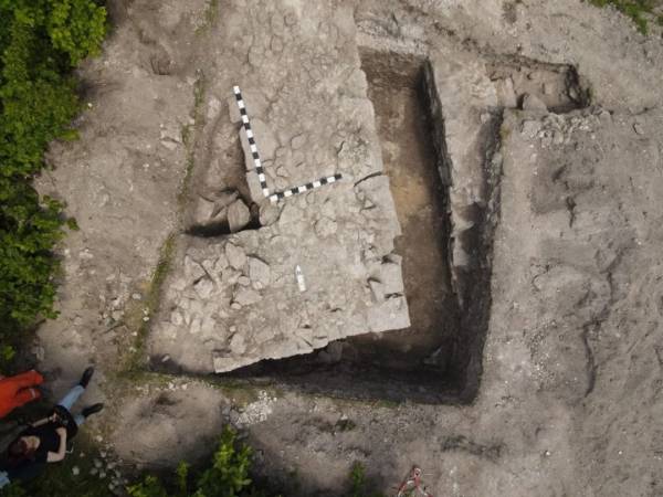 На Хмельниччині виявили фундамент дзвіниці скельного монастиря 14