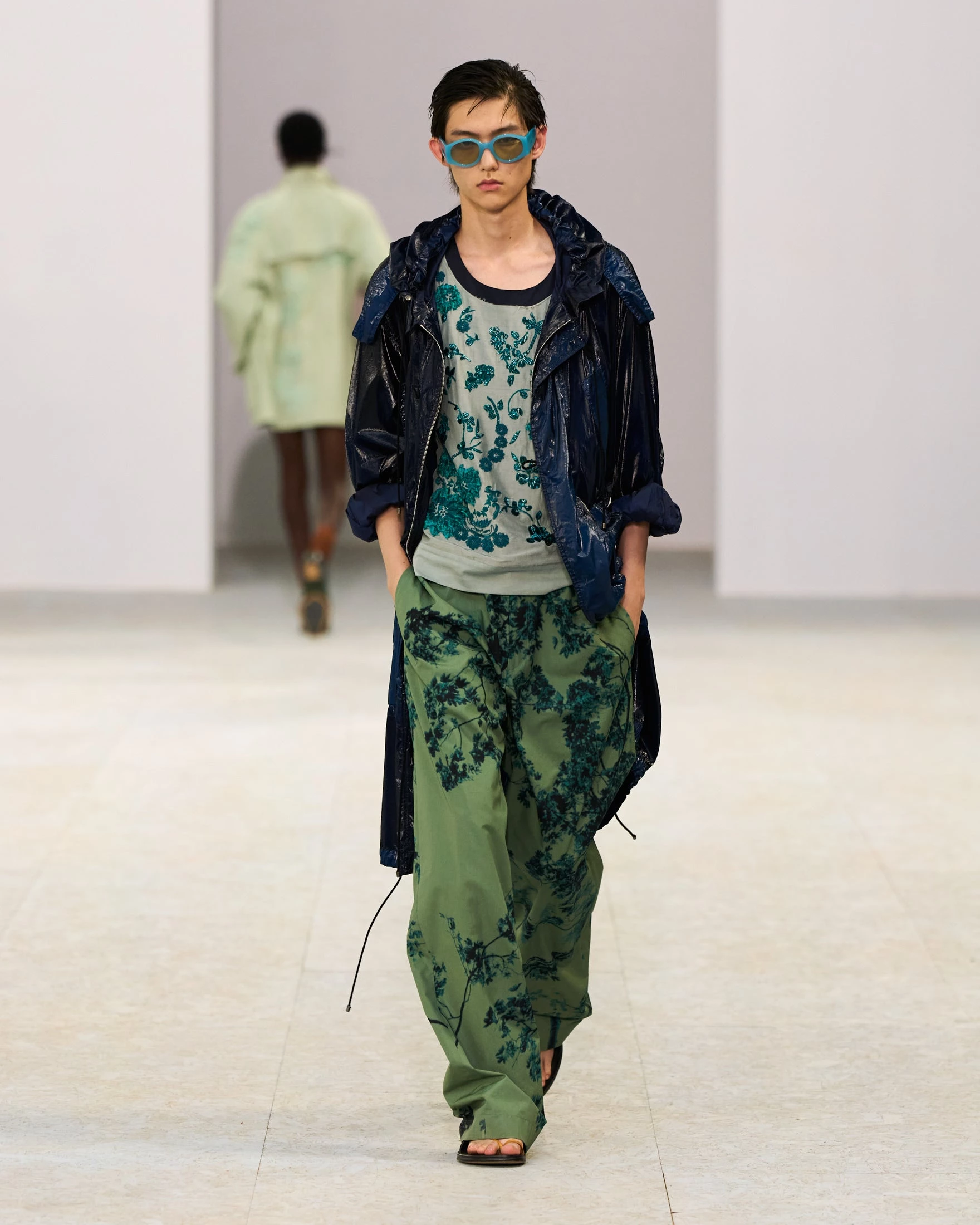 Шовкові штани-карго, напівпрозорі блузи та балетки: Dries Van Noten представив найяскравішу чоловічу колекцію літа 202713