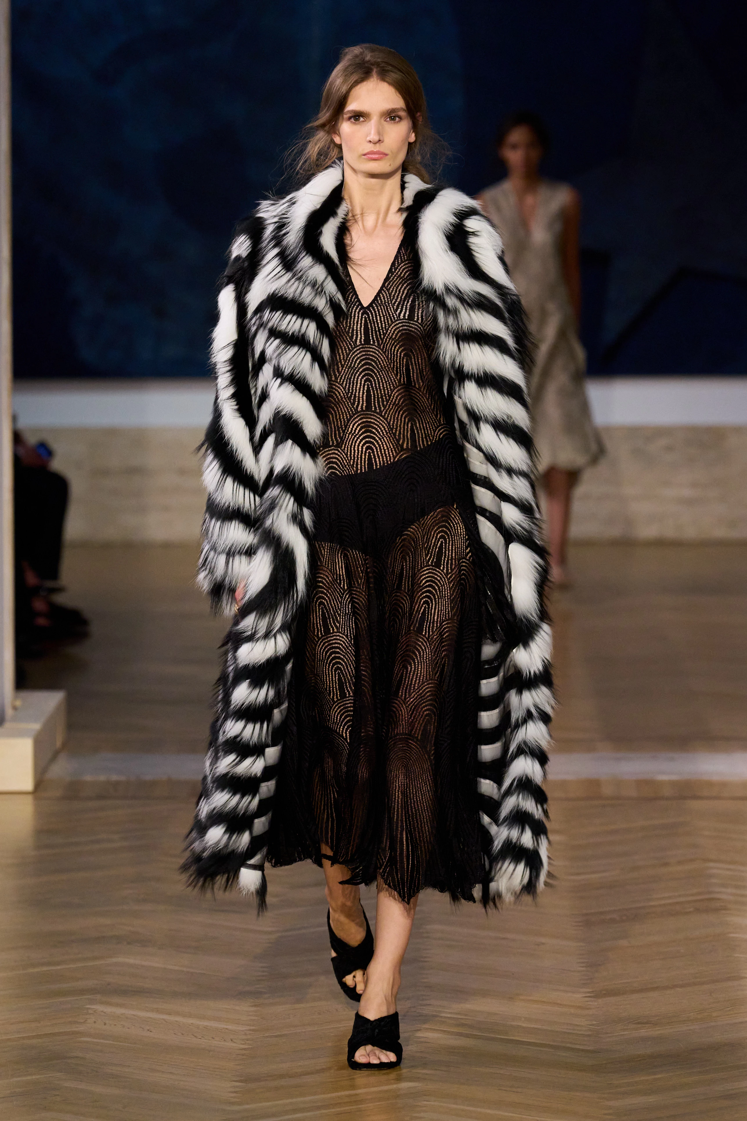 Реальне майстерність: осінньо-зимова колекція Fendi Couture 2026/2027 16 Реальне майстерність: осінньо-зимова колекція Fendi Couture 2026/20273