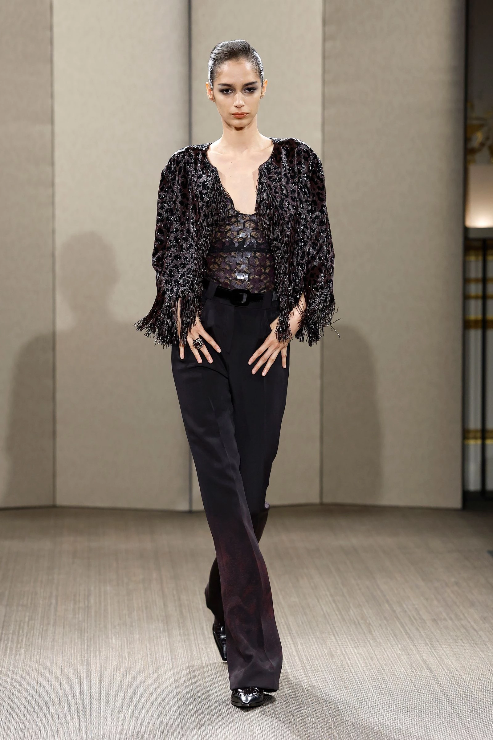 Нова колекція Armani Privé миттєво зачаровує стриманою елегантністю.1