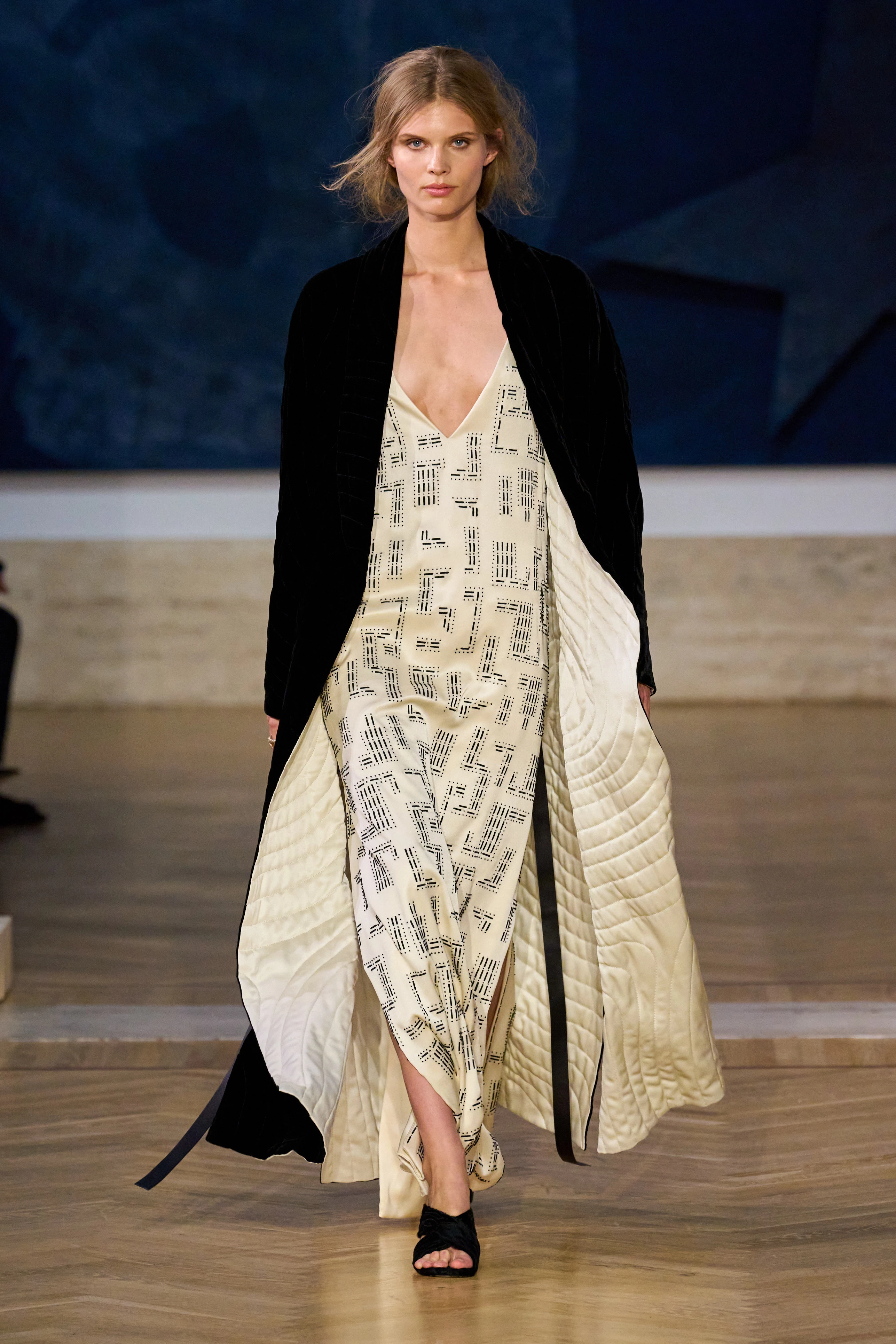 Реальне майстерність: осінньо-зимова колекція Fendi Couture 2026/2027 15 Реальне майстерність: осінньо-зимова колекція Fendi Couture 2026/20271