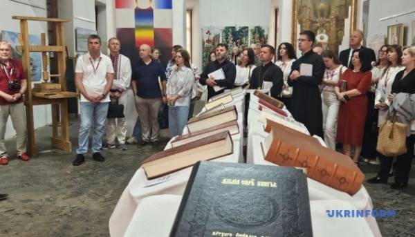 У Дубенському замку презентували пересувну виставку «Острозька реліквія 1581»