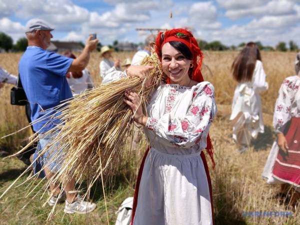 «Зажинки»: перші зібрані з поля колоски відклали на різдвяний дідух 22 «Зажинки»: перші зібрані з поля колоски відклали на різдвяний дідух 22