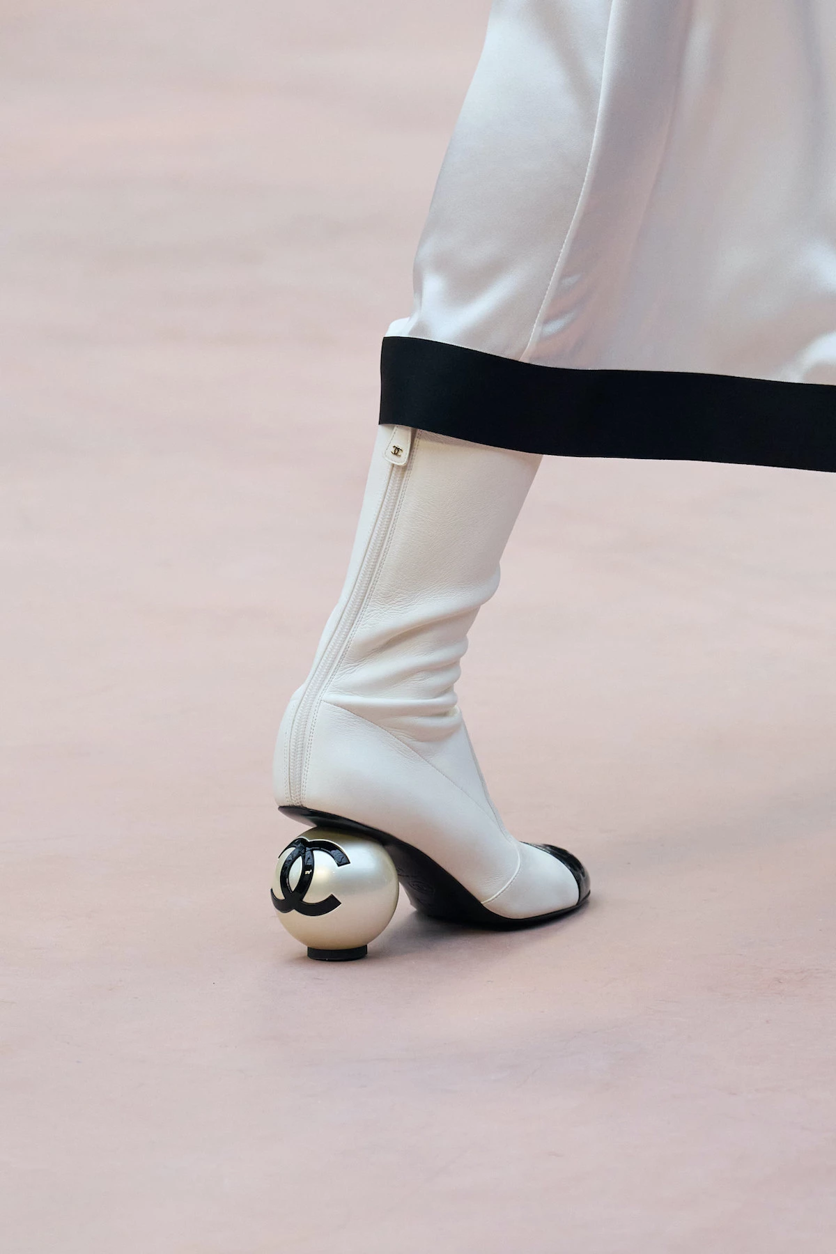 Після Chanel усі говорять про ці чоботи: підбір-куля – головний тренд осені 2026 року.2