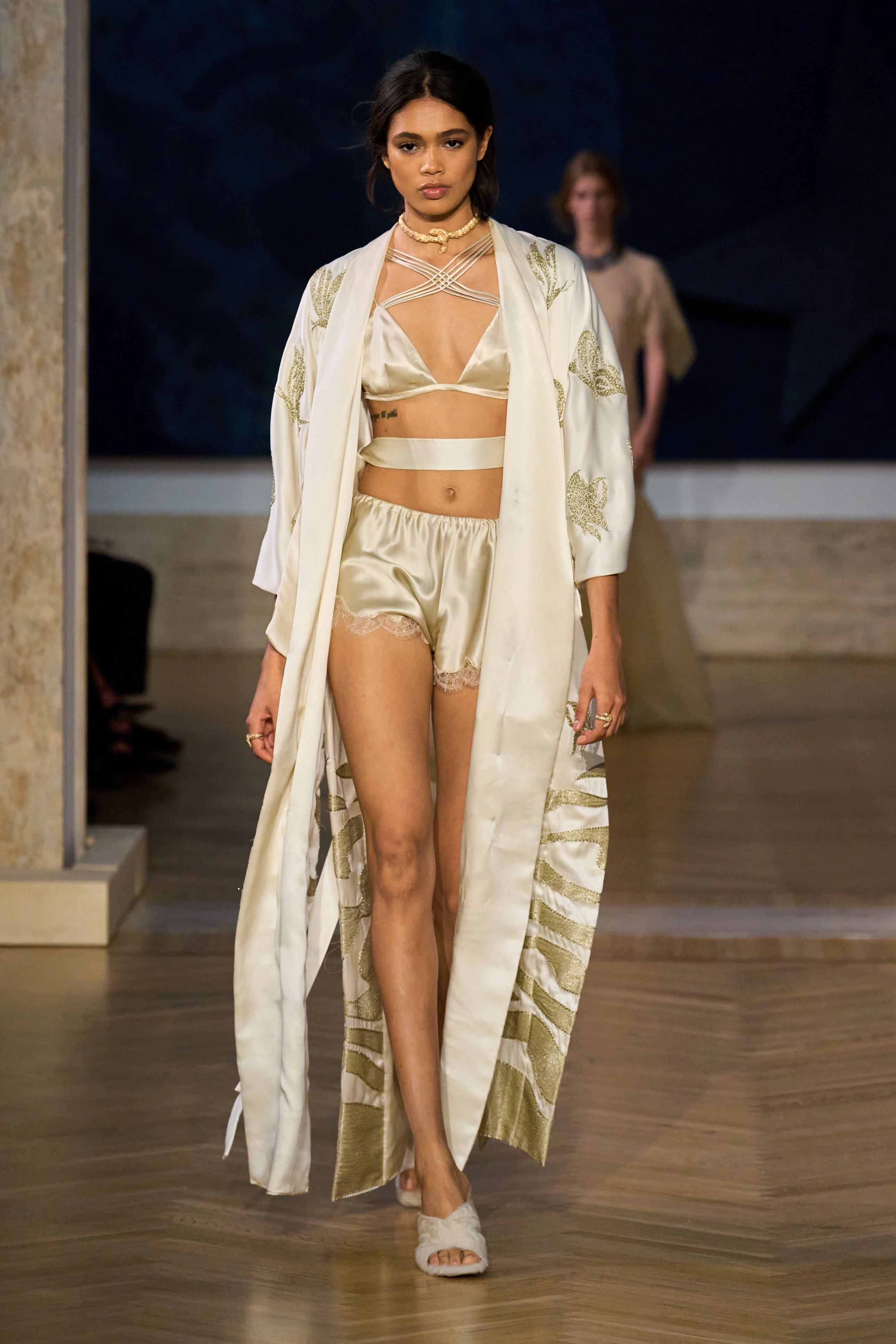 Реальне майстерність: осінньо-зимова колекція Fendi Couture 2026/2027 24 Реальне майстерність: осінньо-зимова колекція Fendi Couture 2026/202719