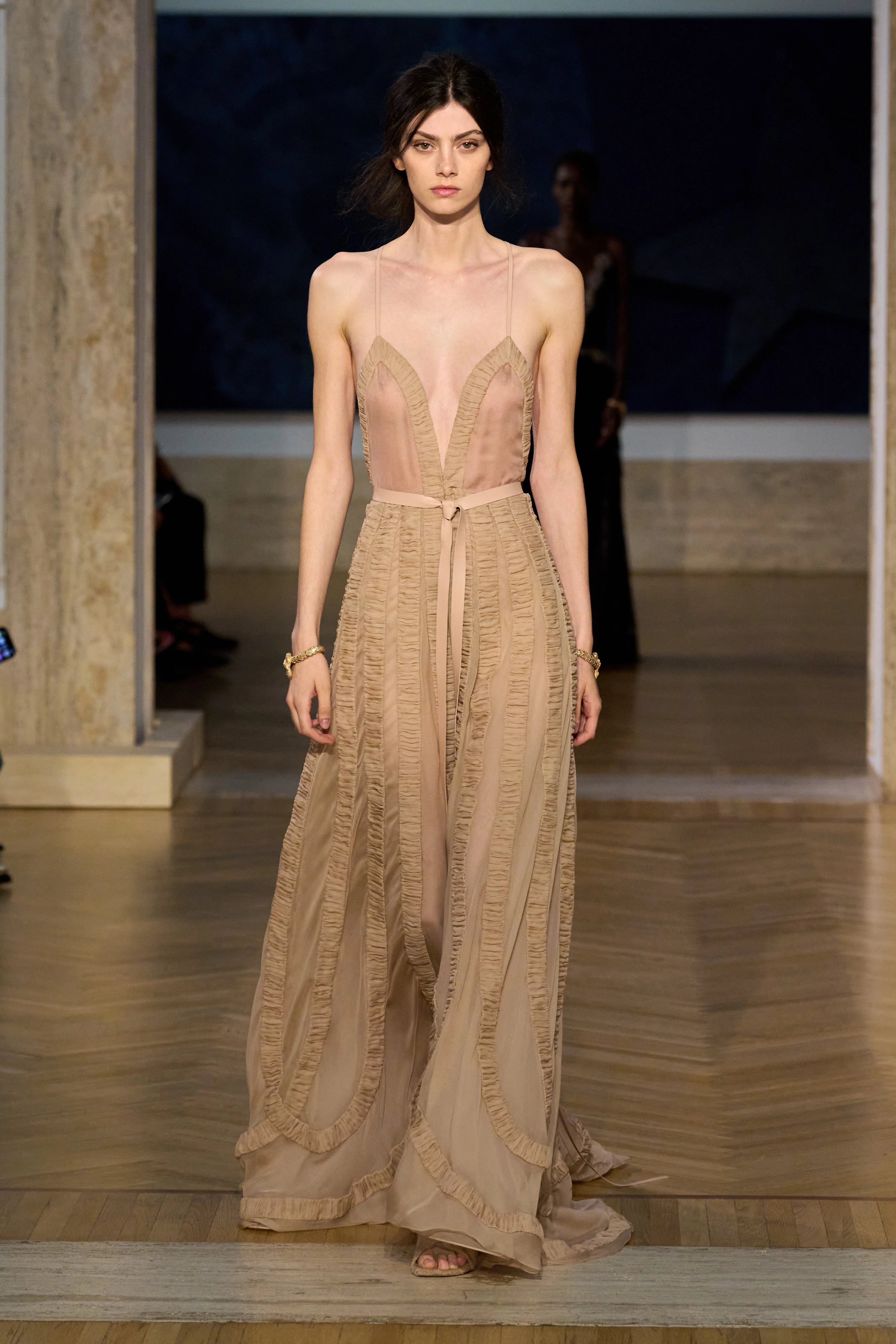 Реальне майстерність: осінньо-зимова колекція Fendi Couture 2026/2027 27 Реальне майстерність: осінньо-зимова колекція Fendi Couture 2026/202725