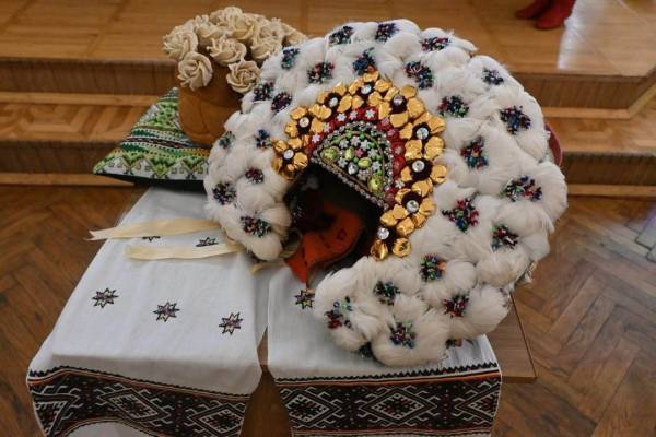 Виготовлення пір’яного вінка у прикарпатському селі внесли до переліку нематеріальної культурної спадщини 4 Виготовлення пір’яного вінка у прикарпатському селі внесли до переліку нематеріальної культурної спадщини 4