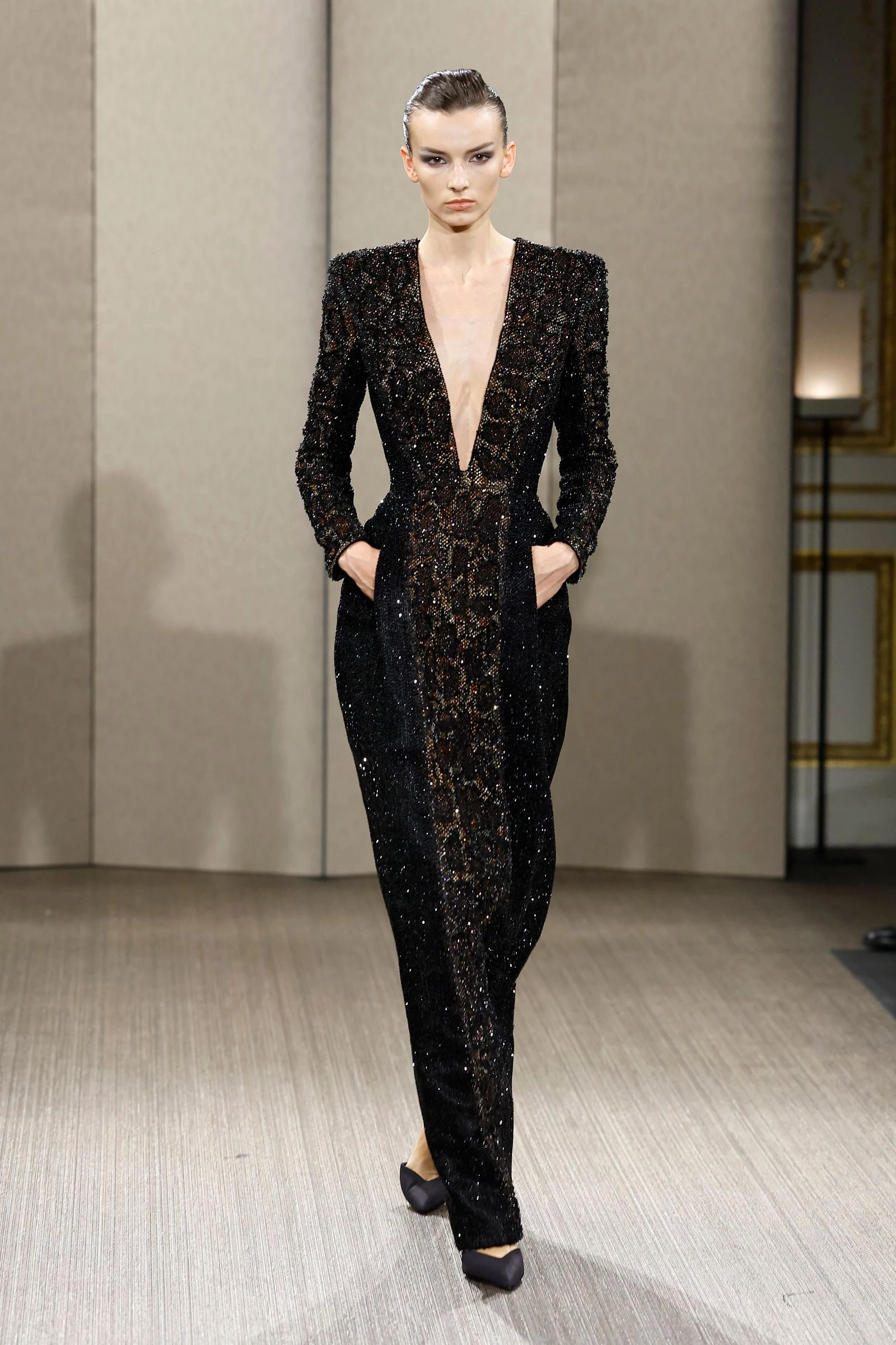 Нова колекція Armani Privé миттєво зачаровує стриманою елегантністю.10