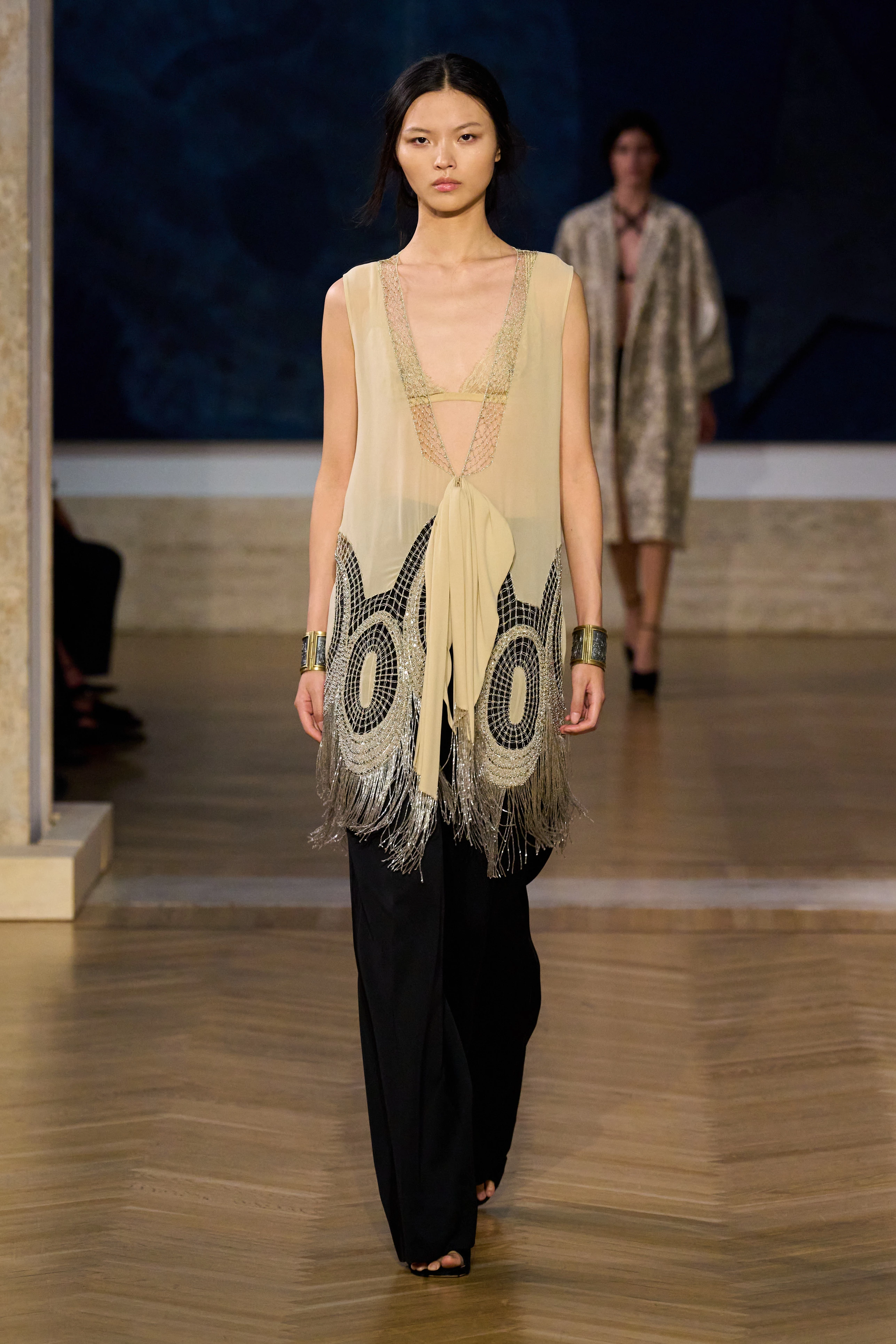 Реальне майстерність: осінньо-зимова колекція Fendi Couture 2026/2027 22 Реальне майстерність: осінньо-зимова колекція Fendi Couture 2026/202715