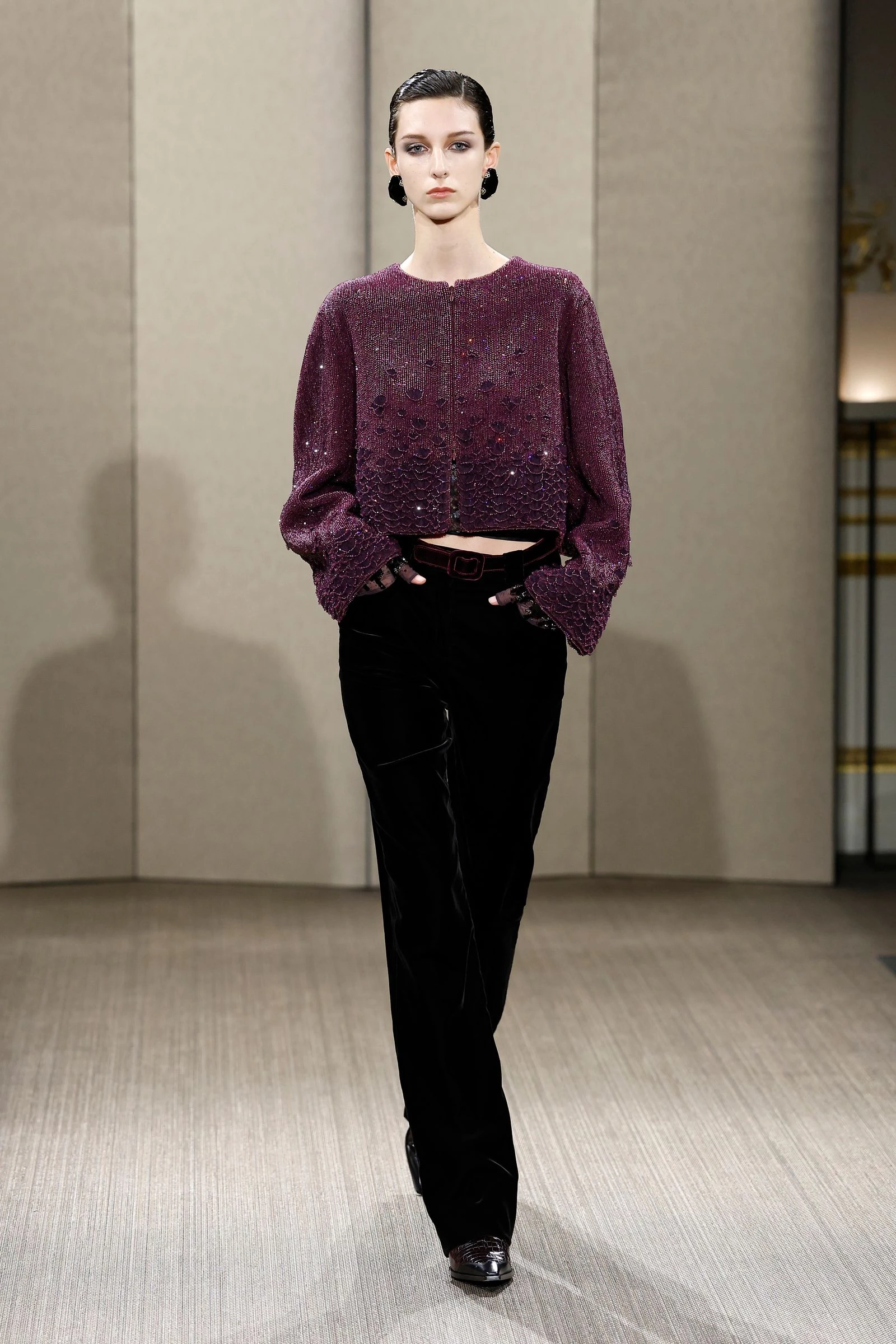 Нова колекція Armani Privé миттєво зачаровує стриманою елегантністю.3