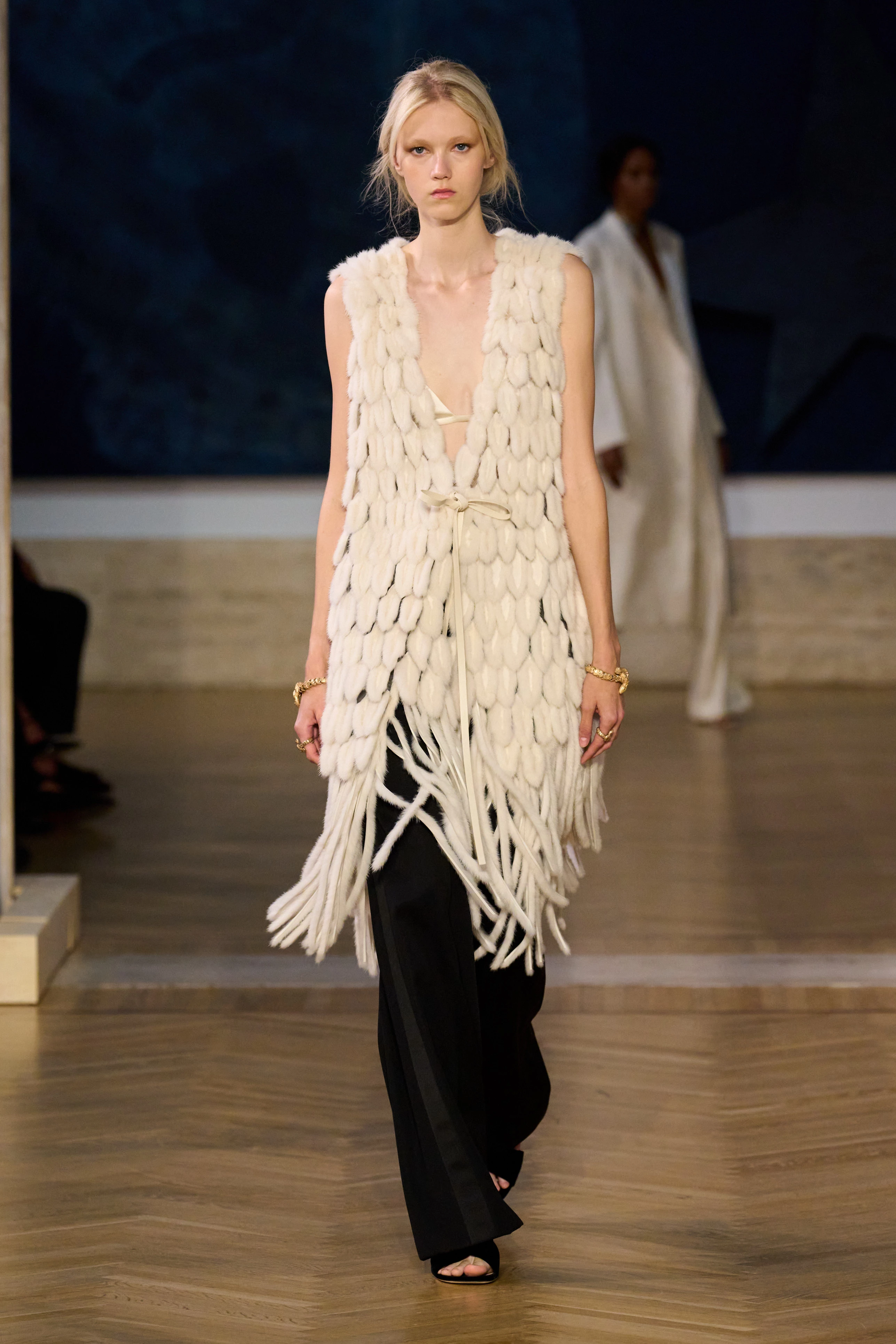 Реальне майстерність: осінньо-зимова колекція Fendi Couture 2026/2027 17 Реальне майстерність: осінньо-зимова колекція Fendi Couture 2026/20275