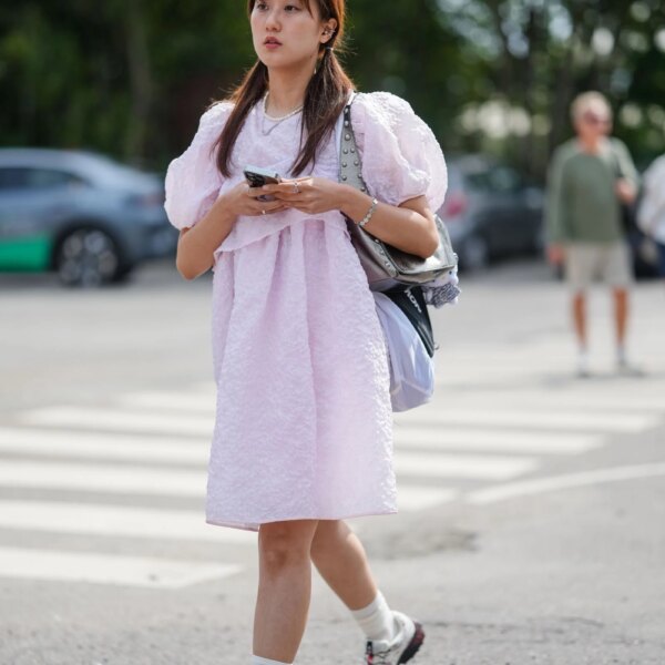 Streetstyle: сукня бебі-дол знову актуальна у 6 ефектних образах модниць