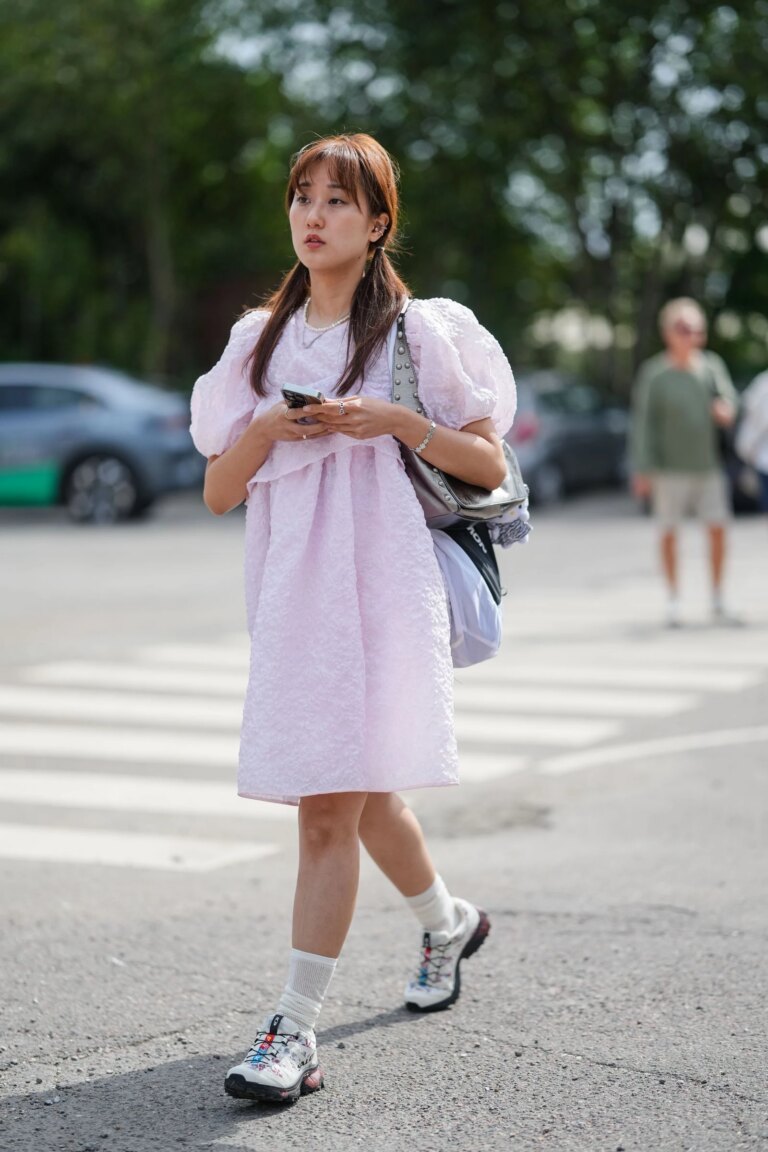Streetstyle: сукня бебі-дол знову актуальна у 6 ефектних образах модниць 5