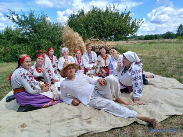 «Зажинки»: перші зібрані з поля колоски відклали на різдвяний дідух 24 «Зажинки»: перші зібрані з поля колоски відклали на різдвяний дідух 24