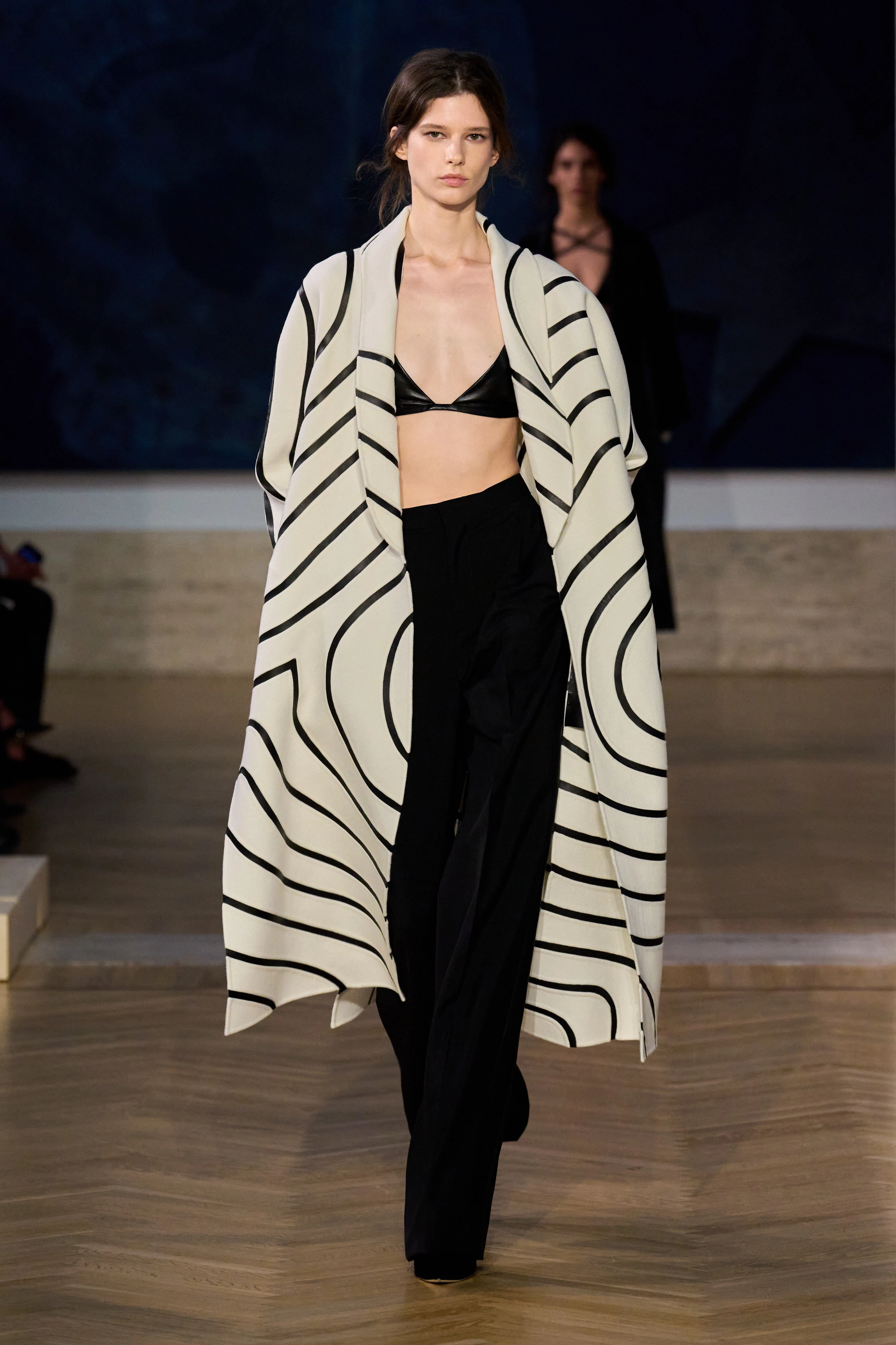 Реальне майстерність: осінньо-зимова колекція Fendi Couture 2026/2027 18 Реальне майстерність: осінньо-зимова колекція Fendi Couture 2026/20277