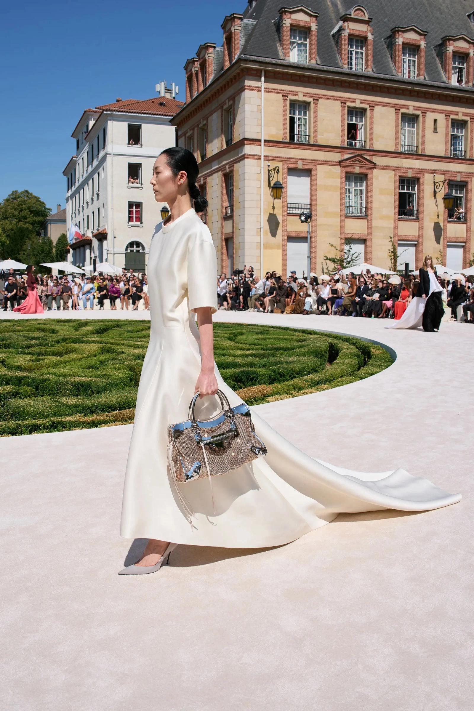 Легендарна сумка Balenciaga з 2000-х років знову в моді – тепер у розкішному виконанні 6 Легендарна сумка Balenciaga з 2000-х років знову в моді – тепер у розкішному виконанні1