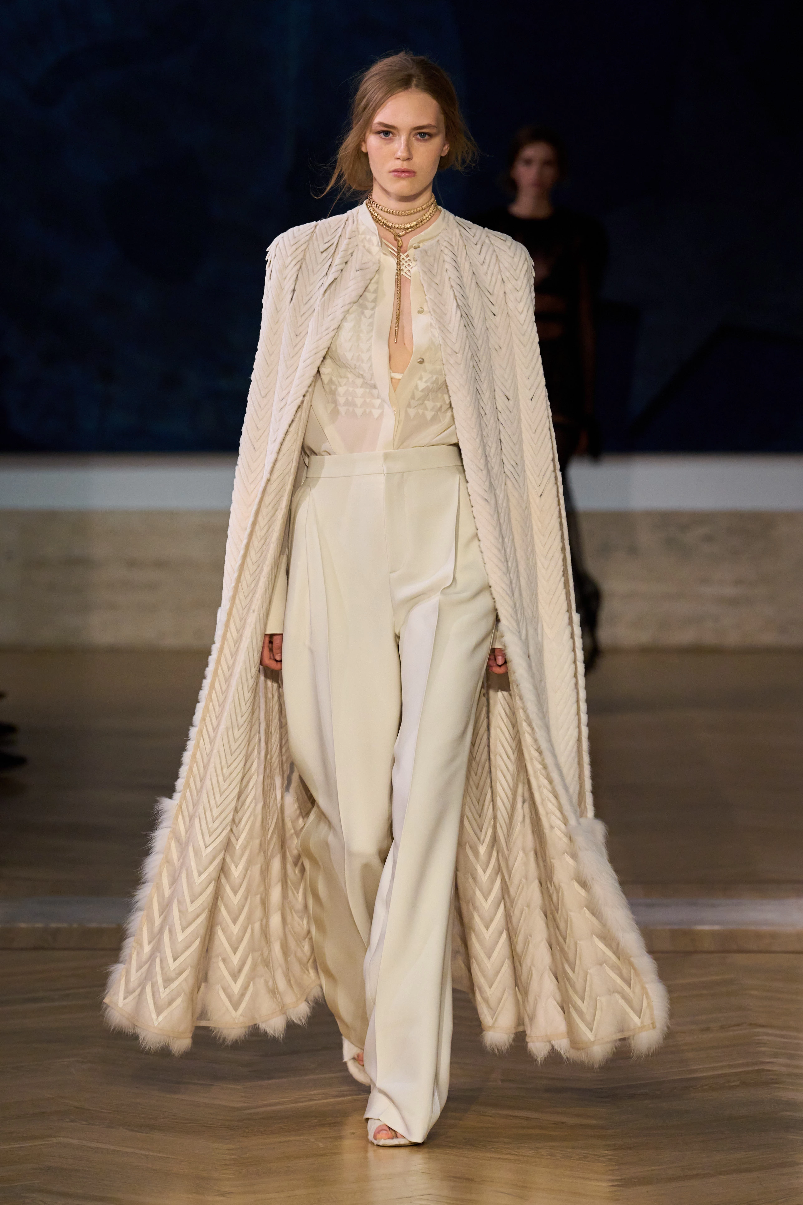 Реальне майстерність: осінньо-зимова колекція Fendi Couture 2026/2027 19 Реальне майстерність: осінньо-зимова колекція Fendi Couture 2026/20279