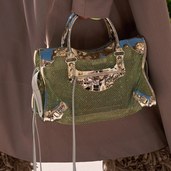 Легендарна сумка Balenciaga з 2000-х років знову в моді – тепер у розкішному виконанні