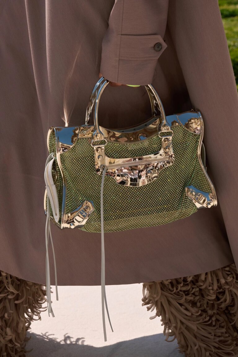 Легендарна сумка Balenciaga з 2000-х років знову в моді – тепер у розкішному виконанні 7