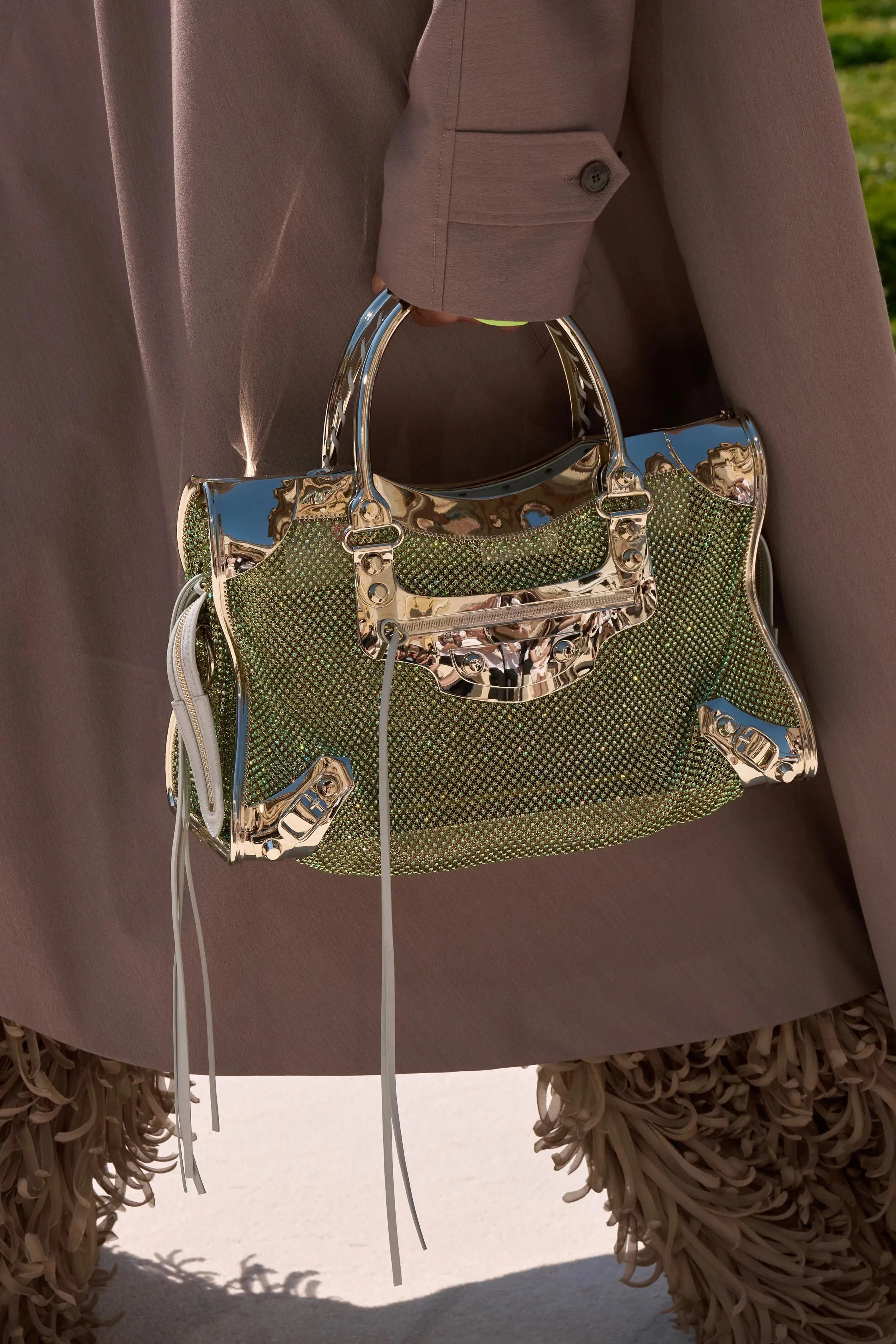 Легендарна сумка Balenciaga з 2000-х років знову в моді – тепер у розкішному виконанні 5 Легендарна сумка Balenciaga з 2000-х років знову в моді – тепер у розкішному виконанні0