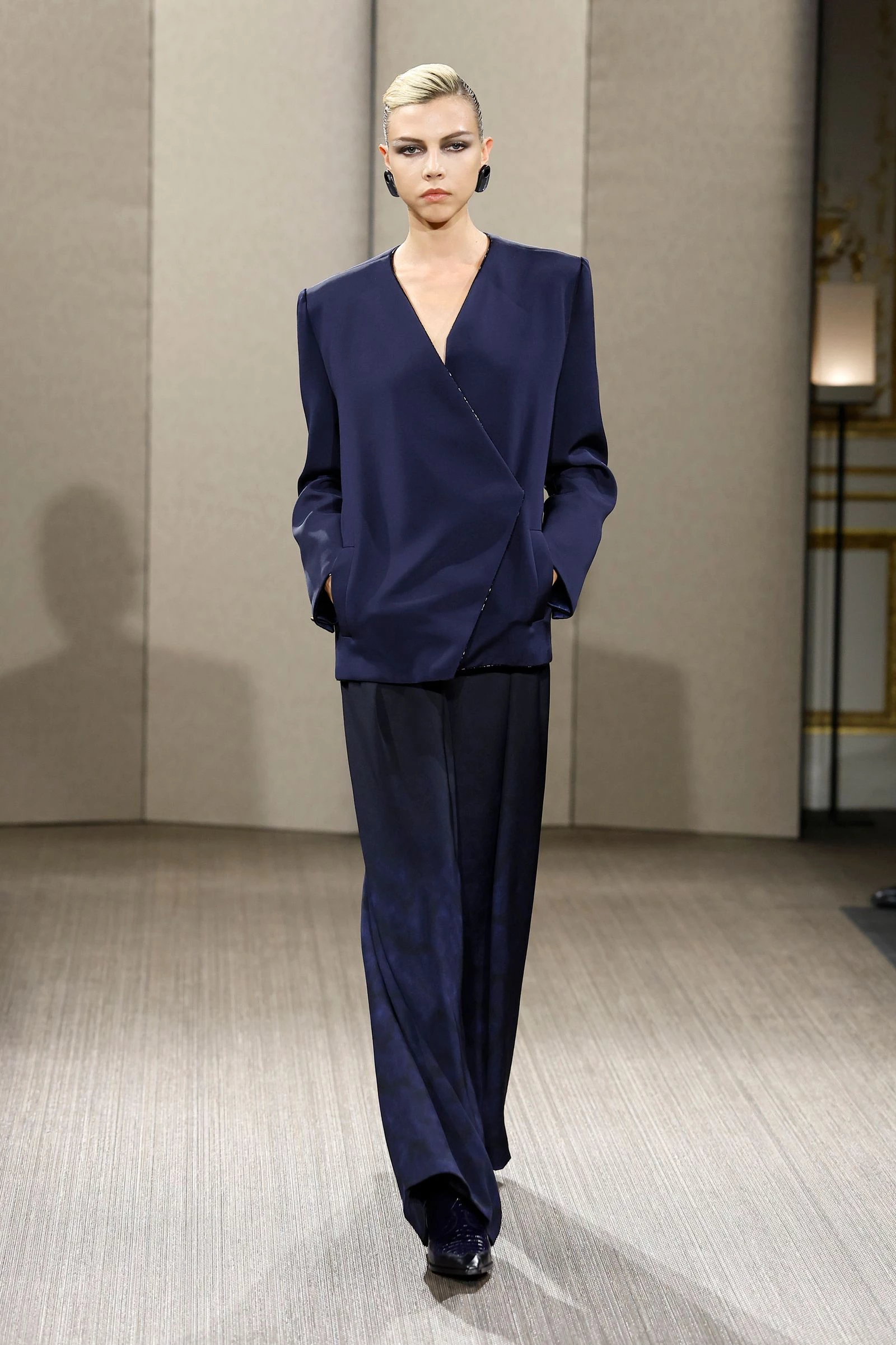Нова колекція Armani Privé миттєво зачаровує стриманою елегантністю.6