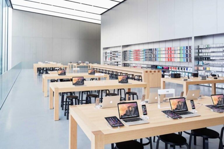 Apple готує рекордну хвилю нових пристроїв: від складаного iPhone до сенсорного MacBook 10