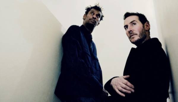 Гурту Massive Attack заборонили виступати в Сінгапурі через демонстрацію палестинського прапора